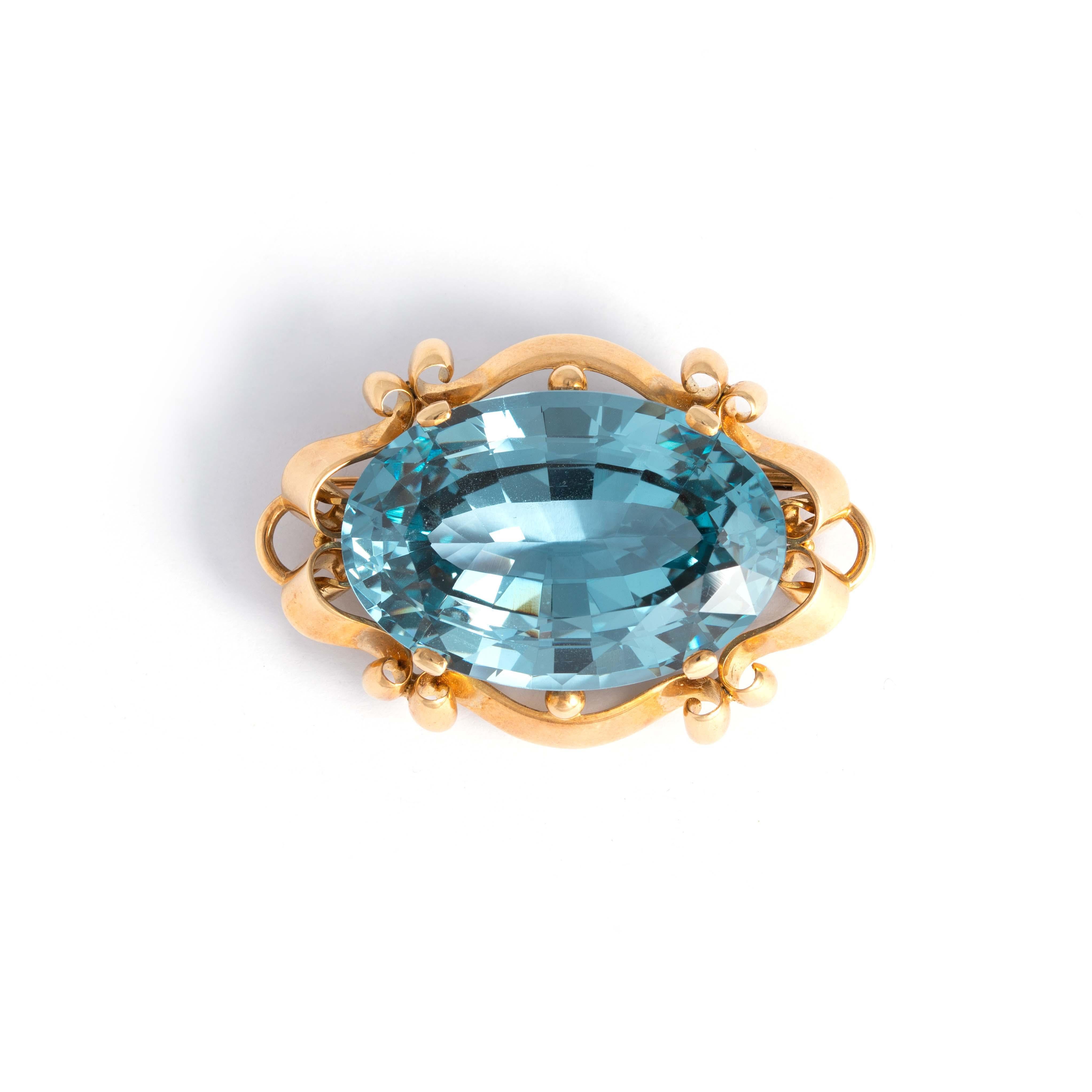 14K yellow gold brooch centered by a large oval-cut blue stone.
Dimensions: 4.60 centimeters x 3.00 centimeters.
Gross weight: 28.84 grams.