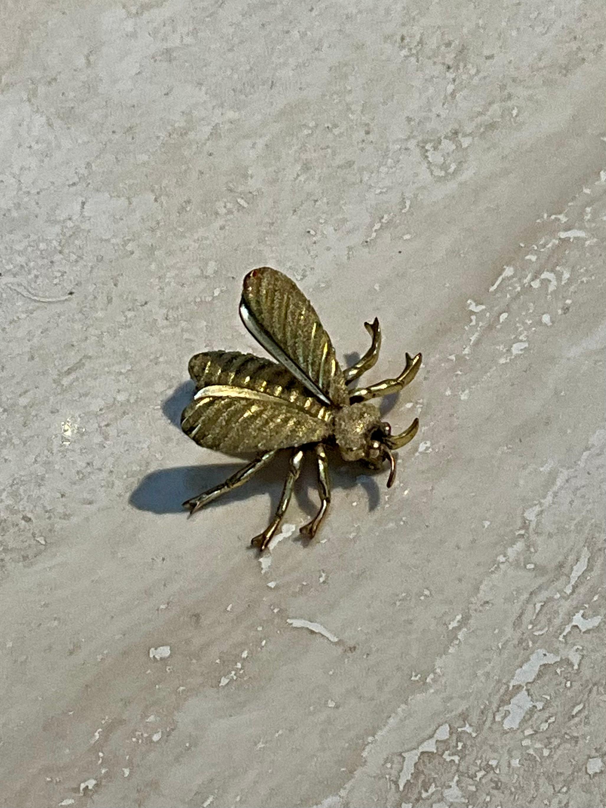 Women's or Men's Vintage Gold Bumblebee Brooch For Sale