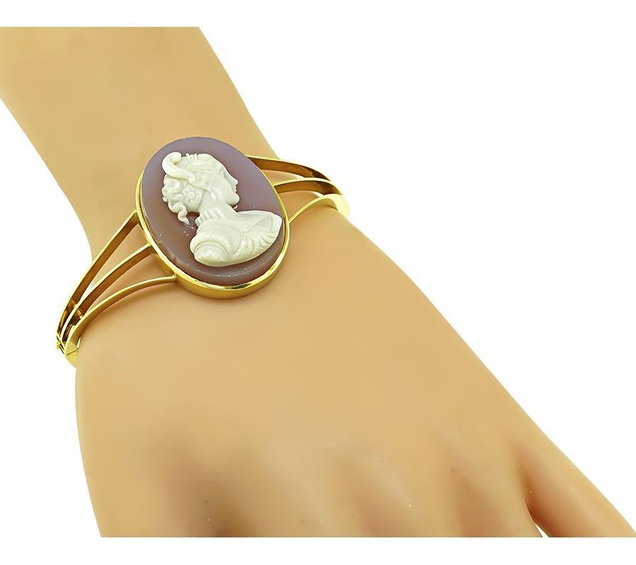 Il s'agit d'un magnifique bracelet camée en or jaune 18 carats datant des années 1970. Le bracelet mesure 35 mm de large à la base la plus large et convient à un poignet de taille standard. Le bracelet pèse 29.3 grammes.