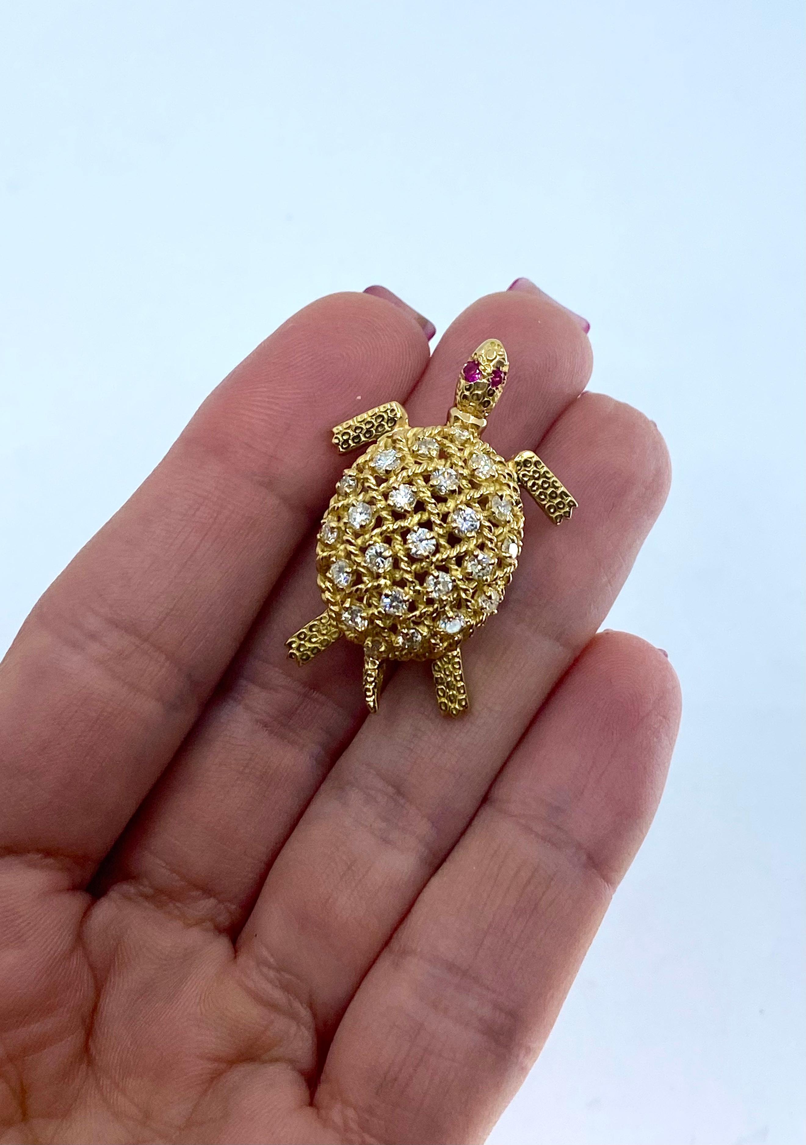 A cute and elegant Turtle brooch by Cartier. It’s made of 18k gold, features diamond and rubies.
The turtle’s body is open work, crafted of twisted and crisscrossed gold wires. The diamonds are four-prong set, mounted in between of the wires’