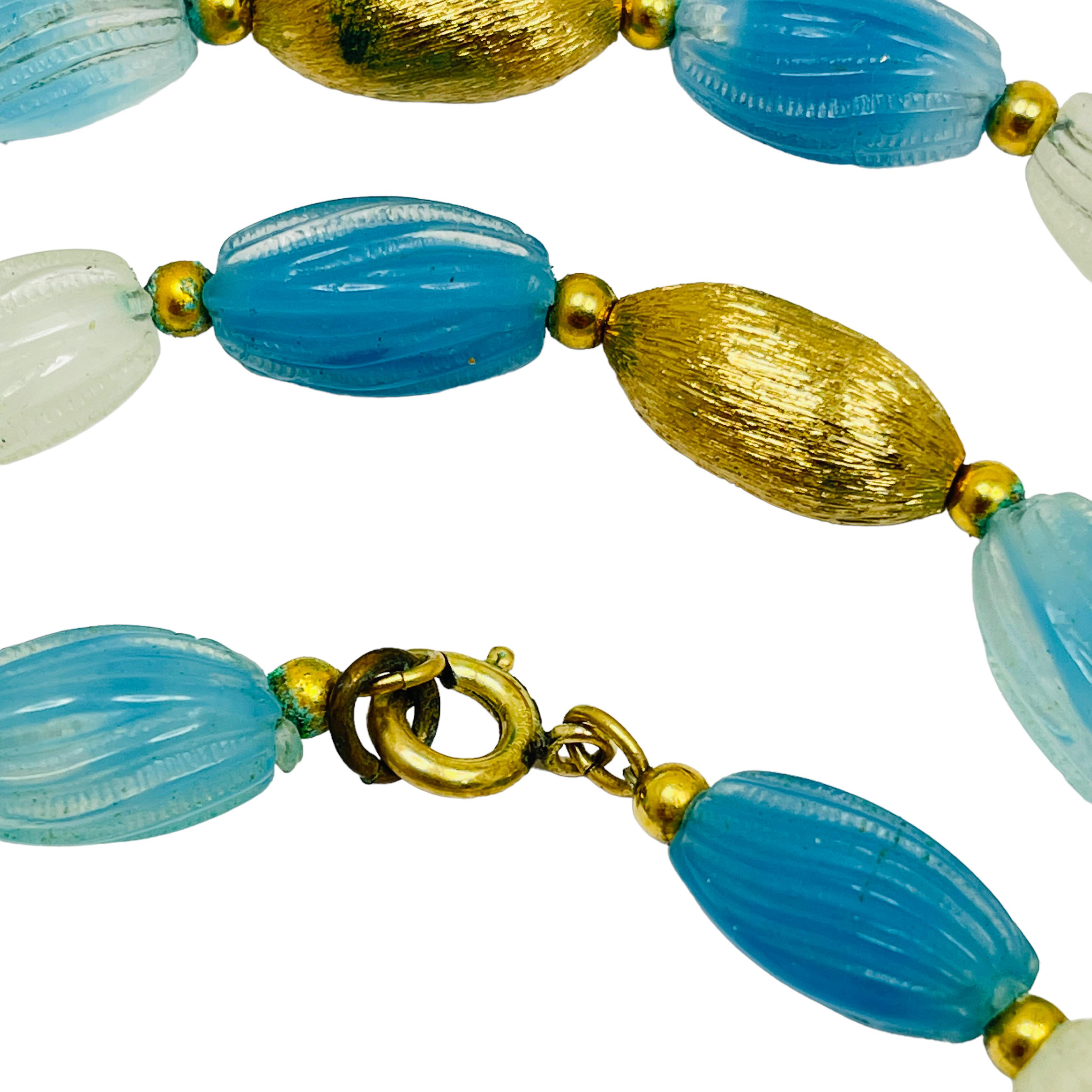 Collier de perles en verre sculpté doré vintage Unisexe en vente
