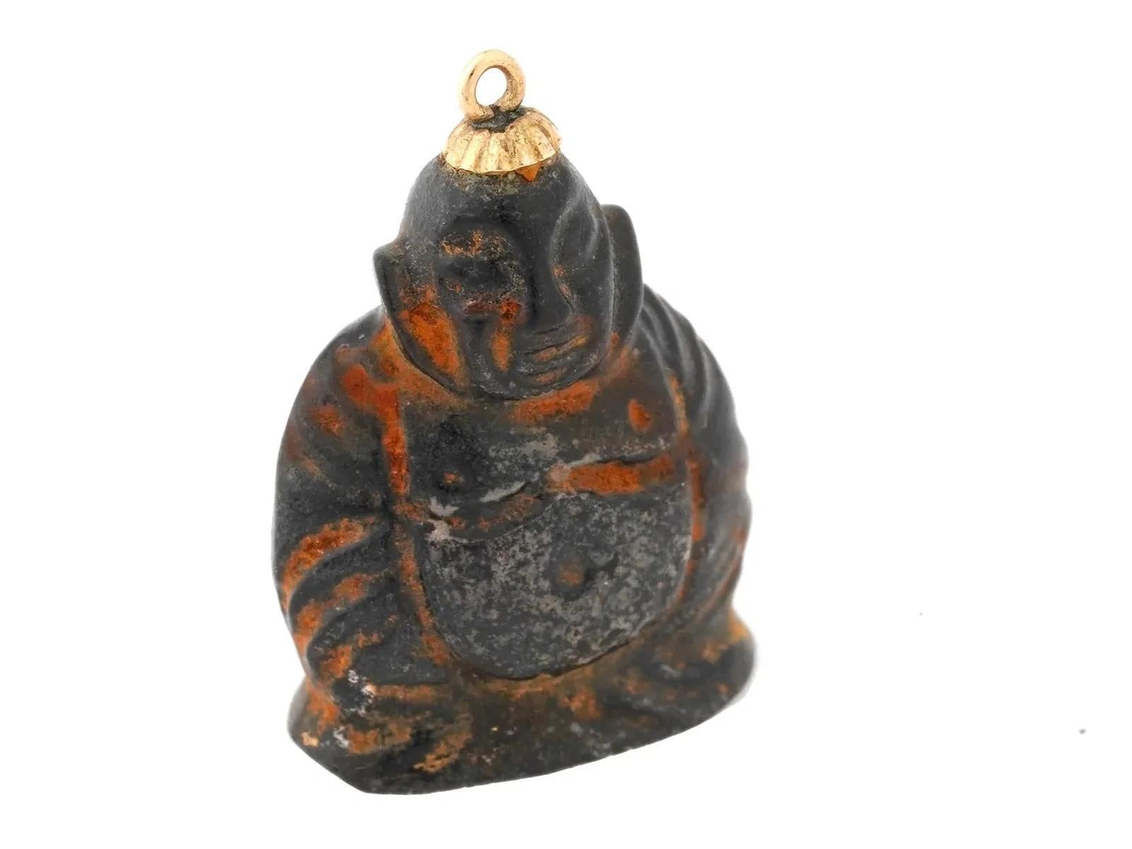 Ein handgeschnitzter Holzanhänger, der einen sitzenden chinesischen lachenden Buddha darstellt. Goldfarbener Ring. Gesamtgewicht: 1,9 Gramm. Collectional Religiöse Accessoires, Schmuck, Buddhismus, Holzschnitzereien.
Abmessungen: Durchschnittliche