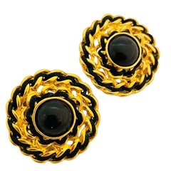 Orecchini vintage con catena d'oro e clip nera, firmati da stilista