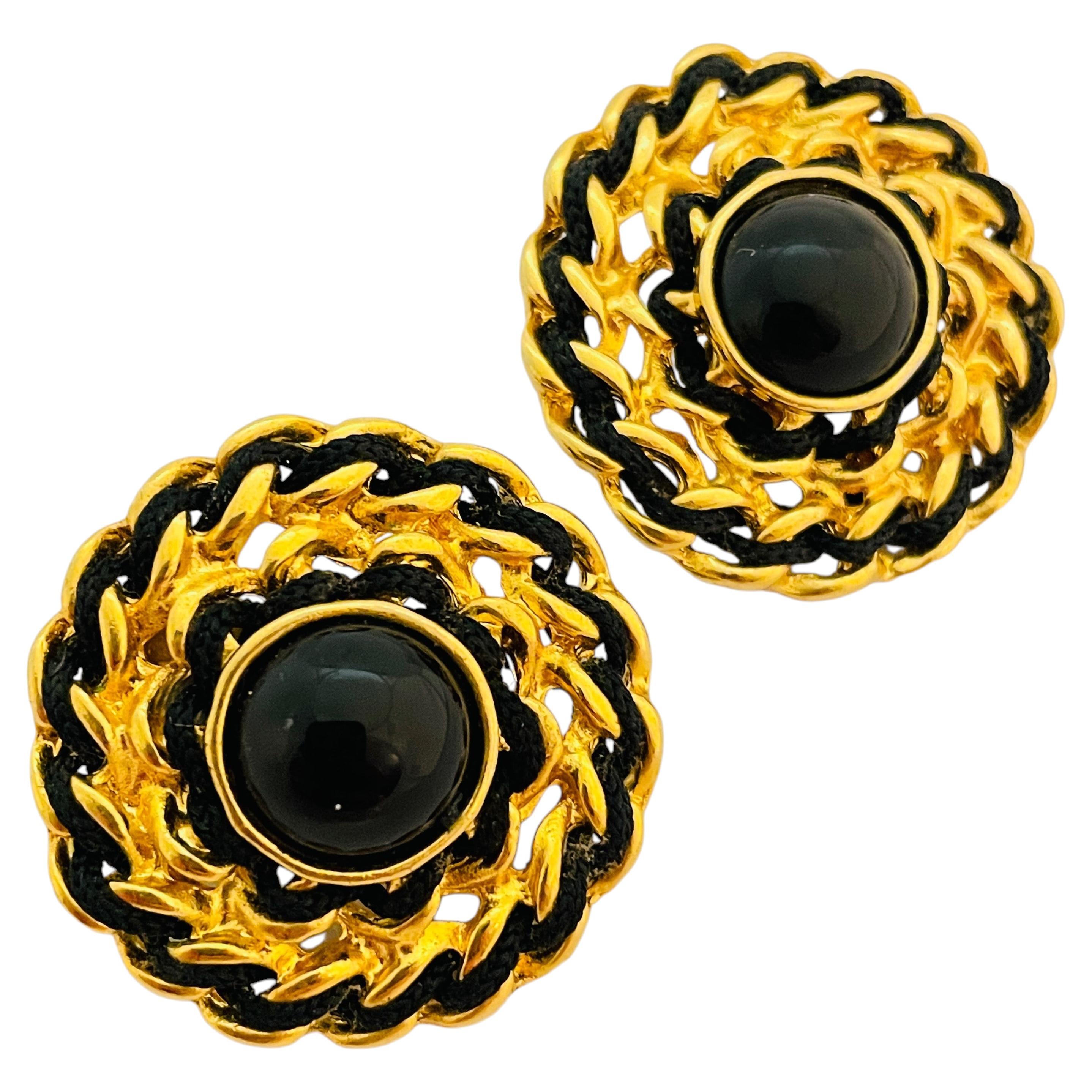 Pendientes vintage de oro con clip negro de diseño de pasarela