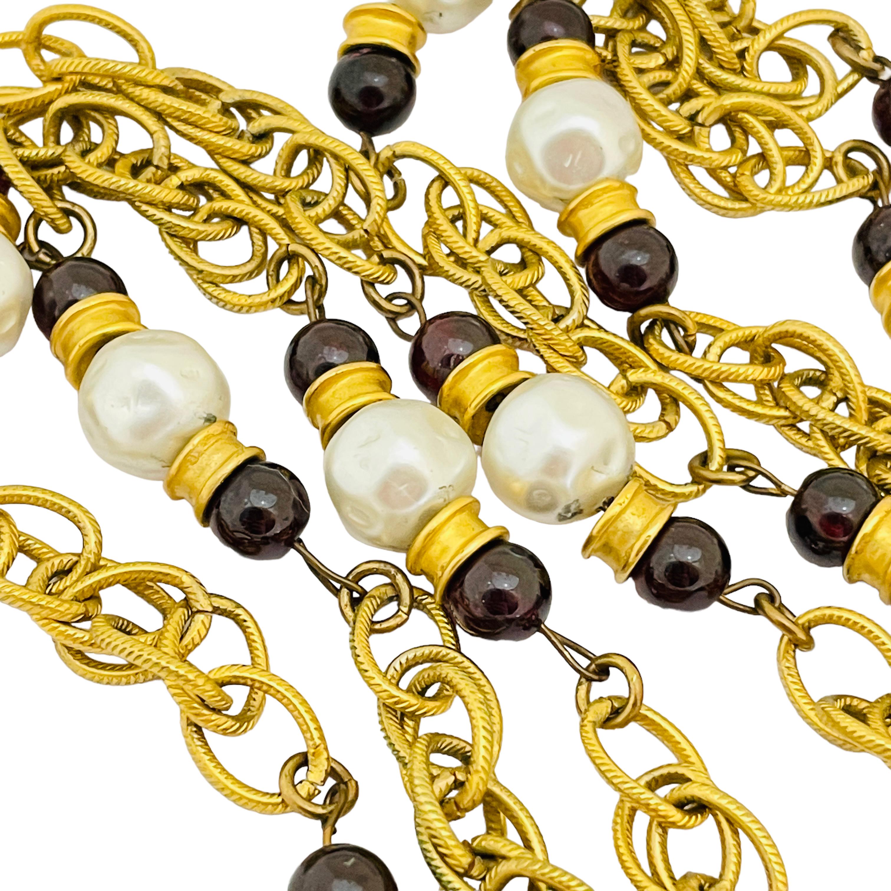 DÉTAILS

• non signé 

• ton or avec perles de verre

• collier de défilé de designer vintage  

MESURES  

• 52
