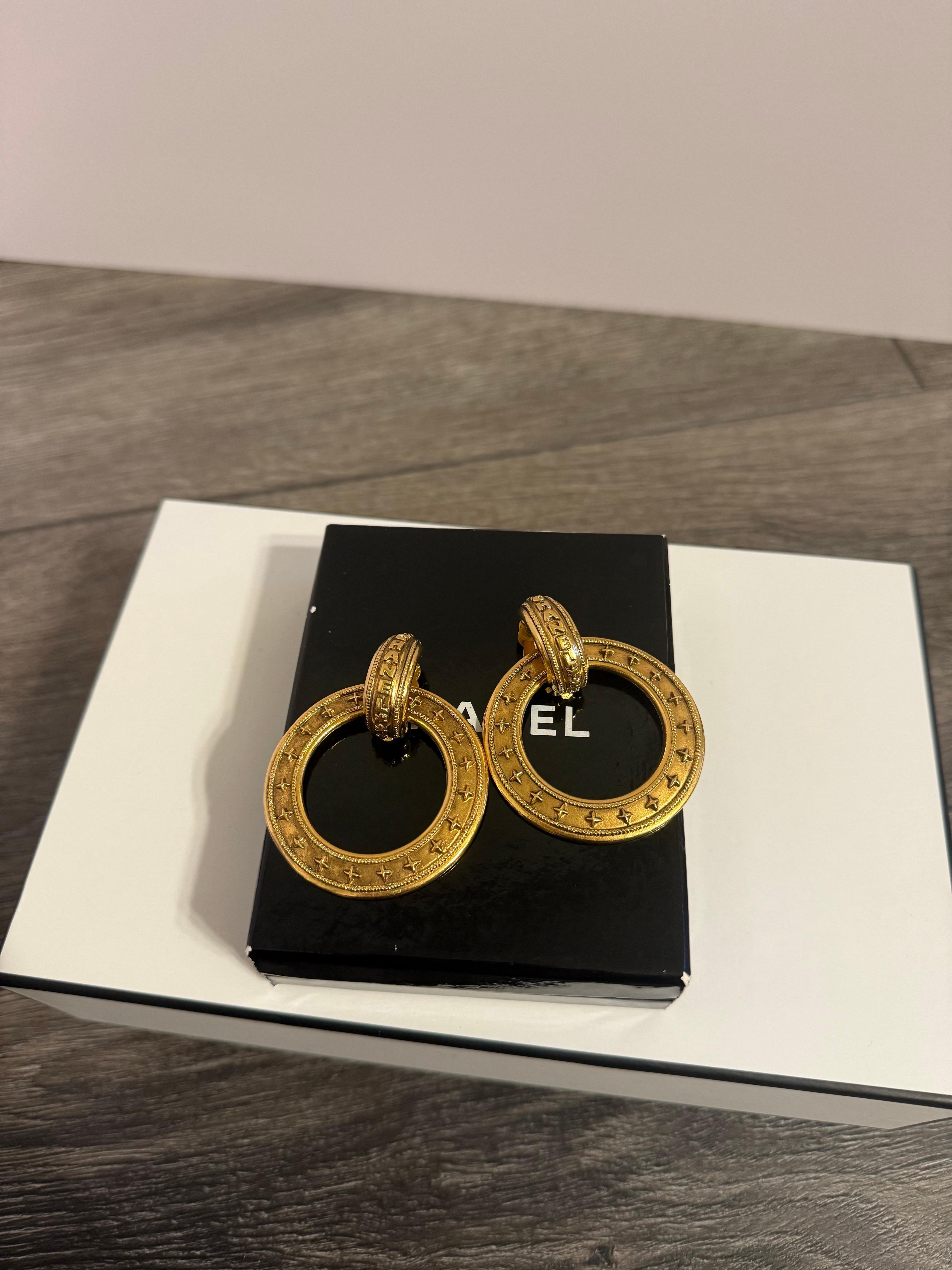 Gran par de pendientes vintage Chanel de aro dorado con clip
100% auténtico
Fabricado en Francia
Chapado en oro
Muy buen estado en general, aparte de ligeros desgastes y arañazos por todas partes
Viene con caja