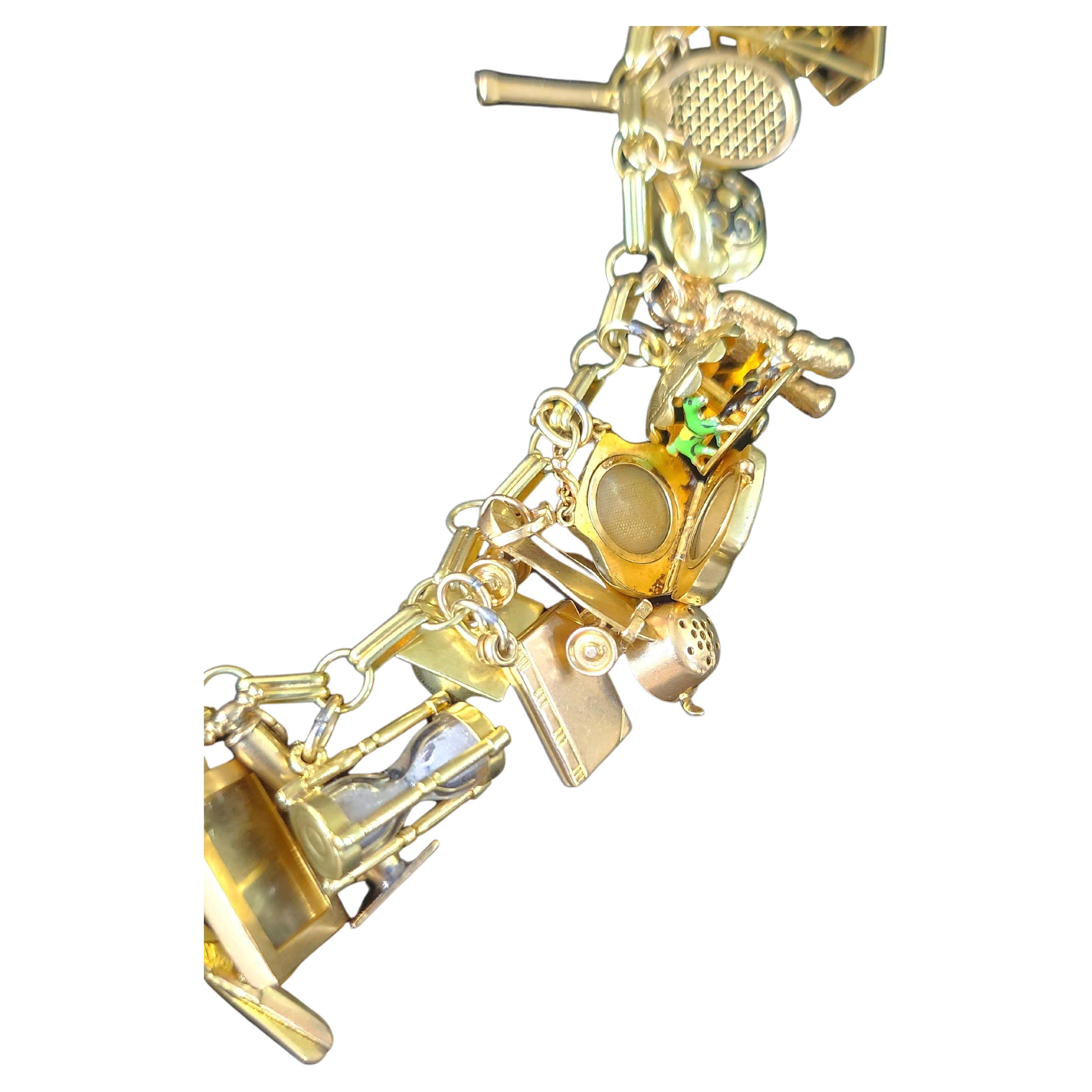 Bracelet à breloques vintage en or en vente 7