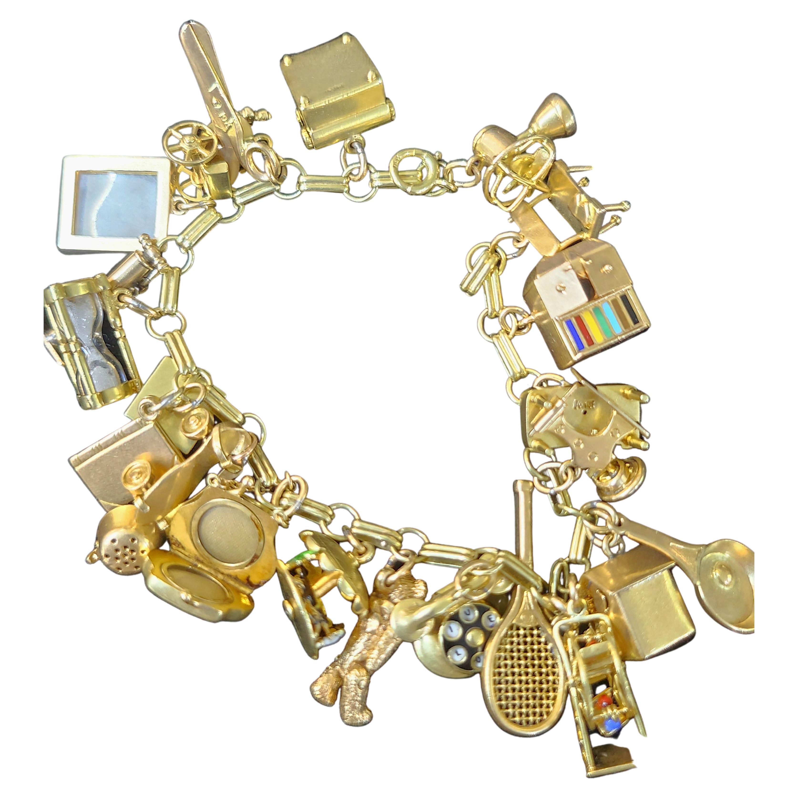 Bracelet vintage en or avec charms unuswal complets en très belle exécution de chaque charms le bracelet est en or 14k les charms sont en or 14k et 10k mélange des deux le poids total du bracelet est de 46 grammes 