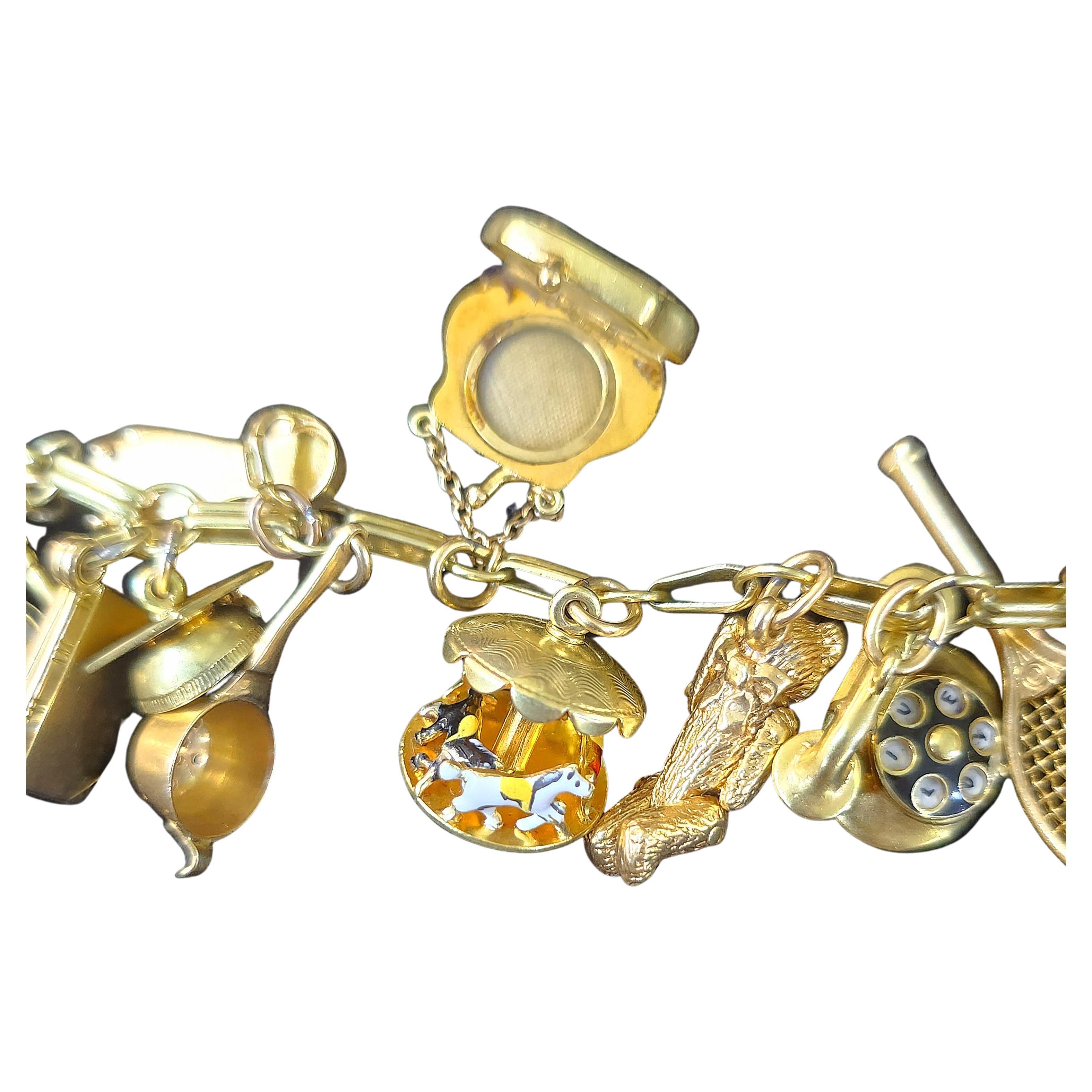 Bracelet à breloques vintage en or en vente 5