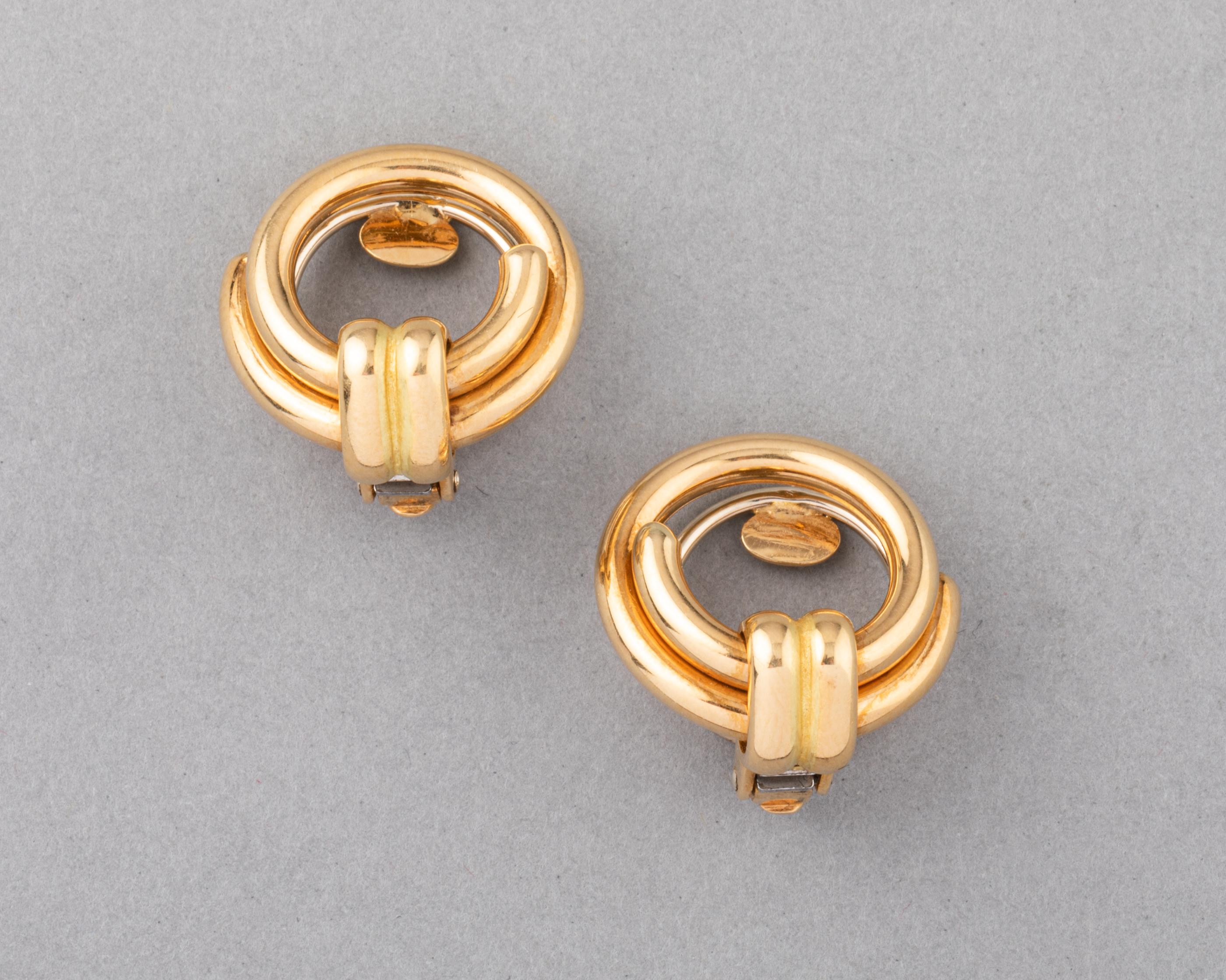 Lovely pair of vintage gold earrings, signed by Chaumet PARIS.

Made in yellow gold 18k. The diameter is 17mm.

Total weight: 11.90 grams.