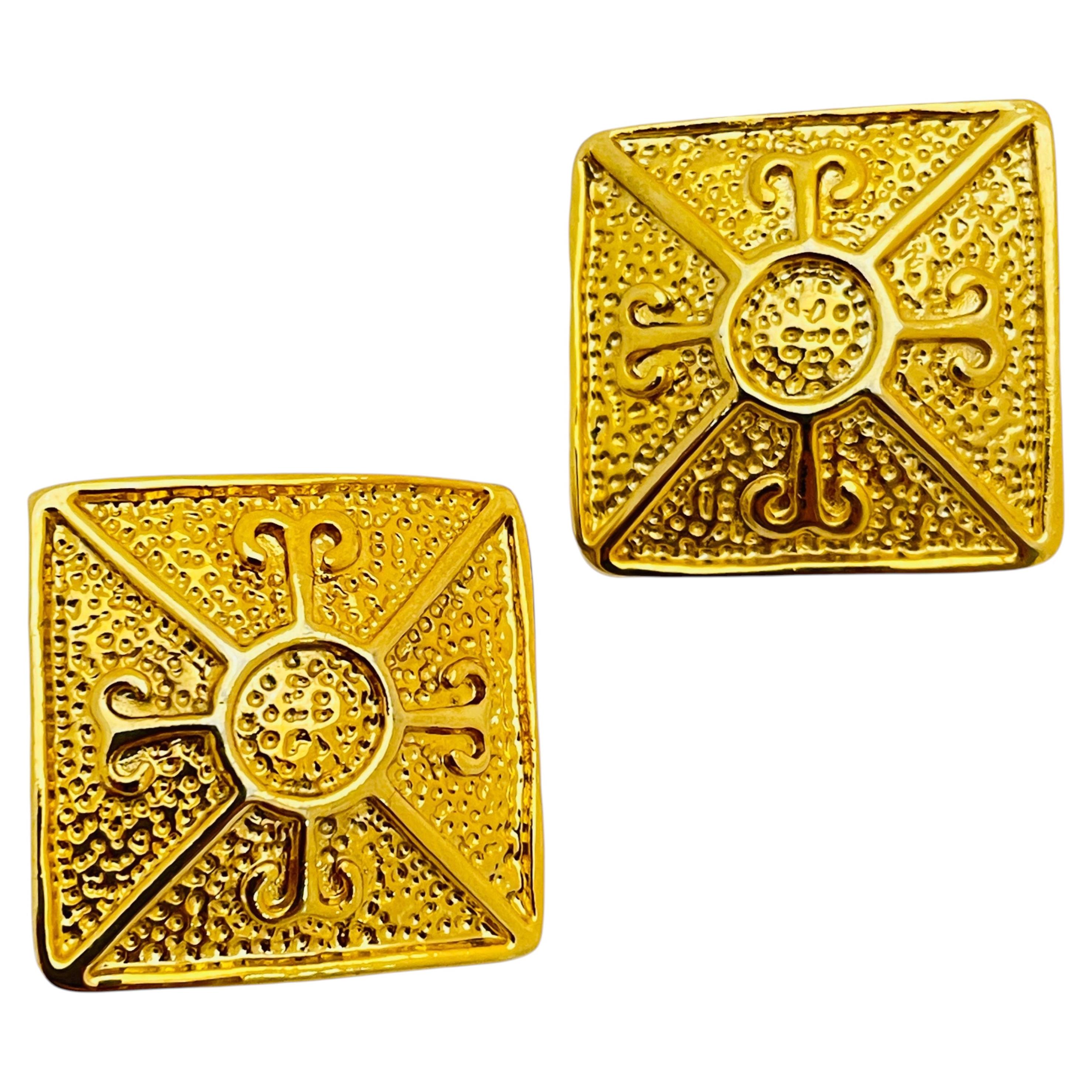 Orecchini a clip d'oro d'epoca di design per le sfilate