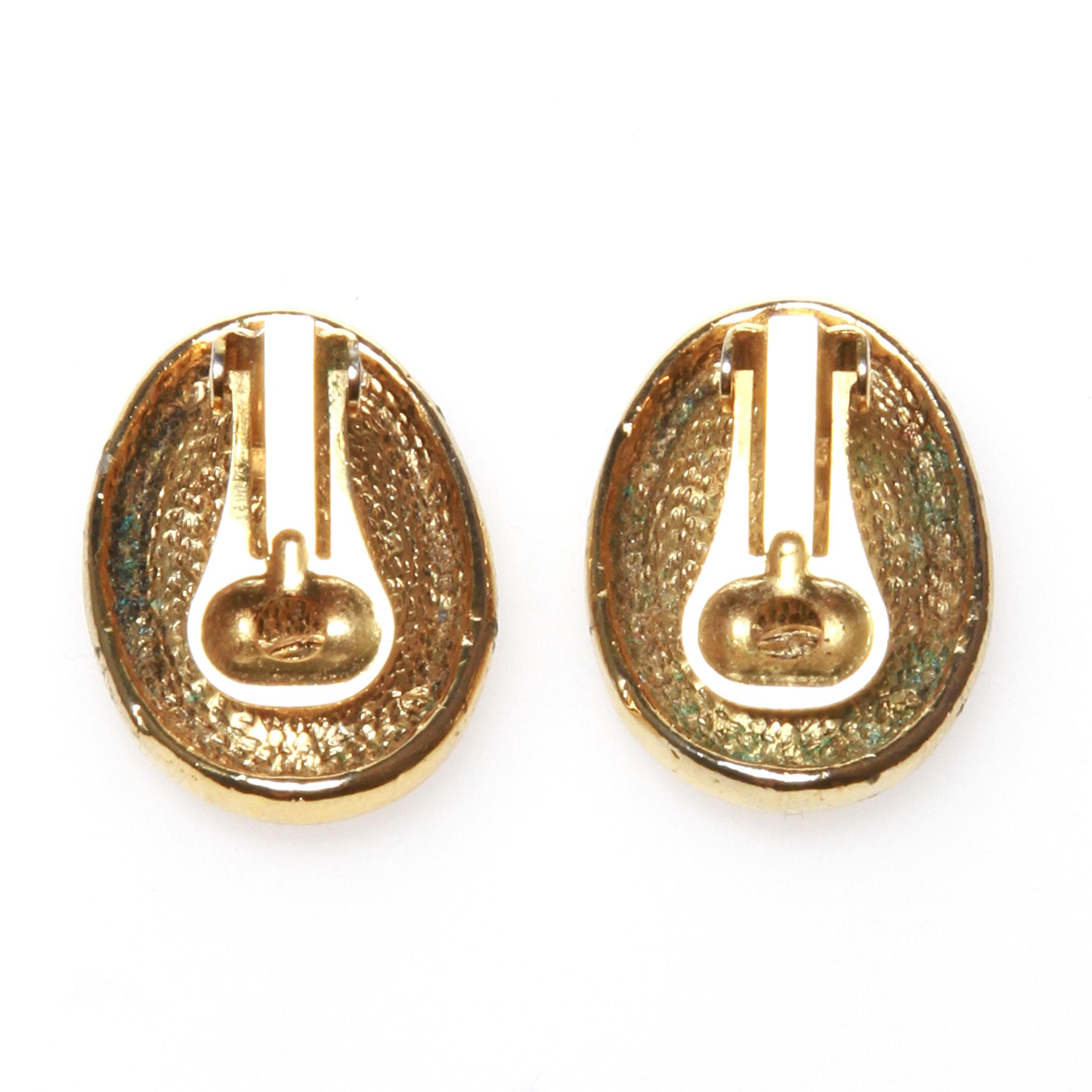 Women's or Men's Vintage gold clip on earrings For Sale