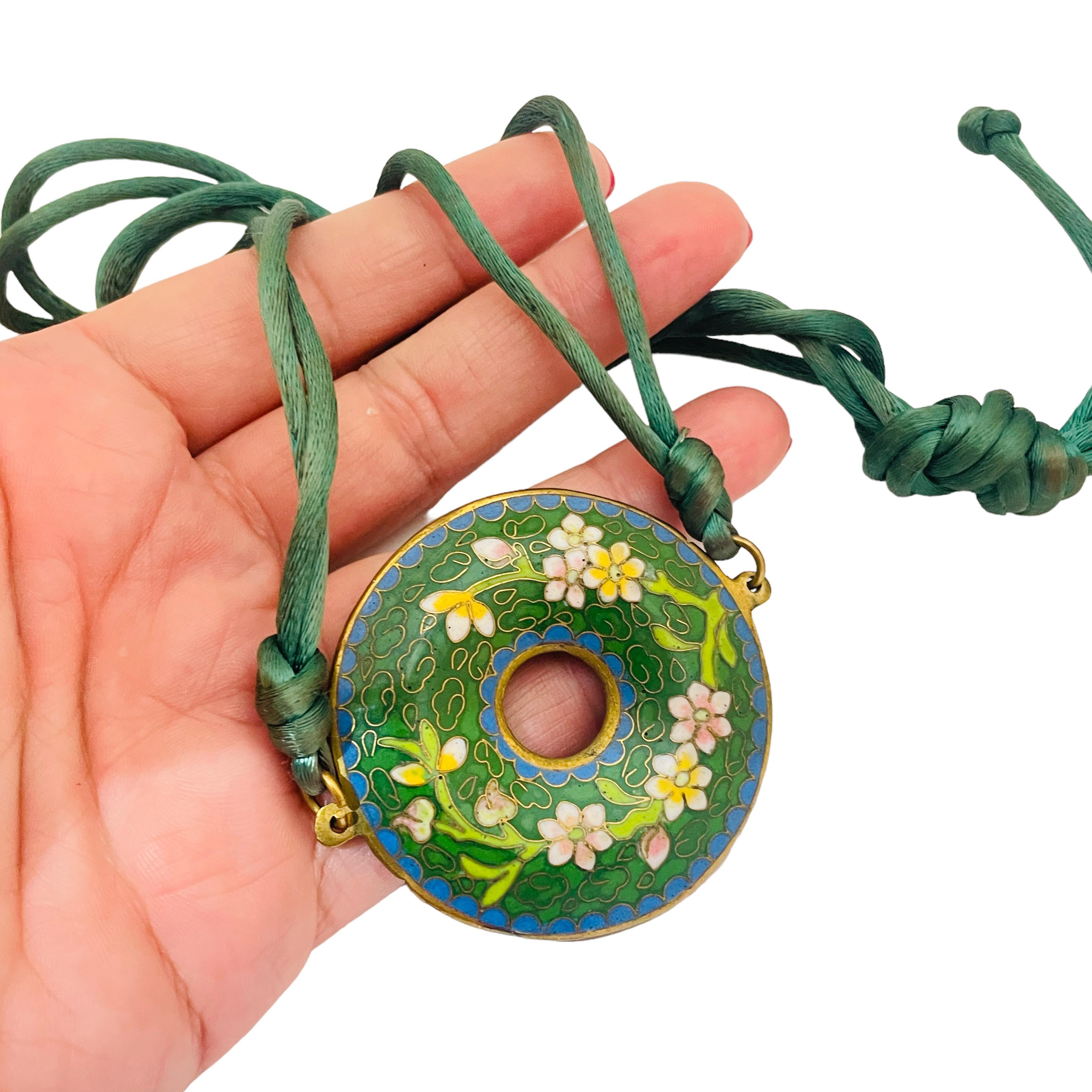 Vintage gold cloisonne green enamel silk cord necklace In Good Condition For Sale In Palos Hills, IL