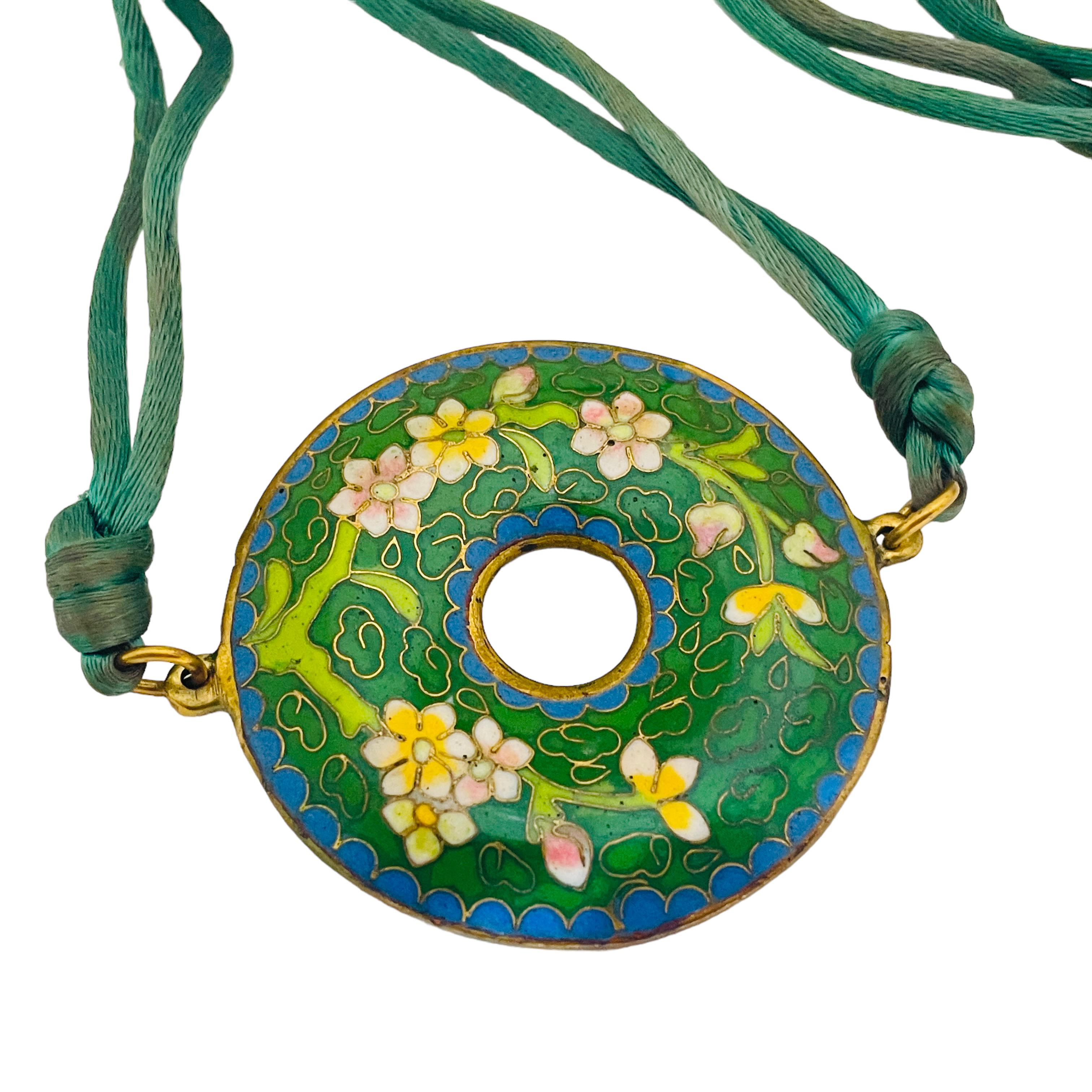 Gold-Cloisonné-Halskette aus grüner Emaille mit Seidenschnur für Damen oder Herren im Angebot