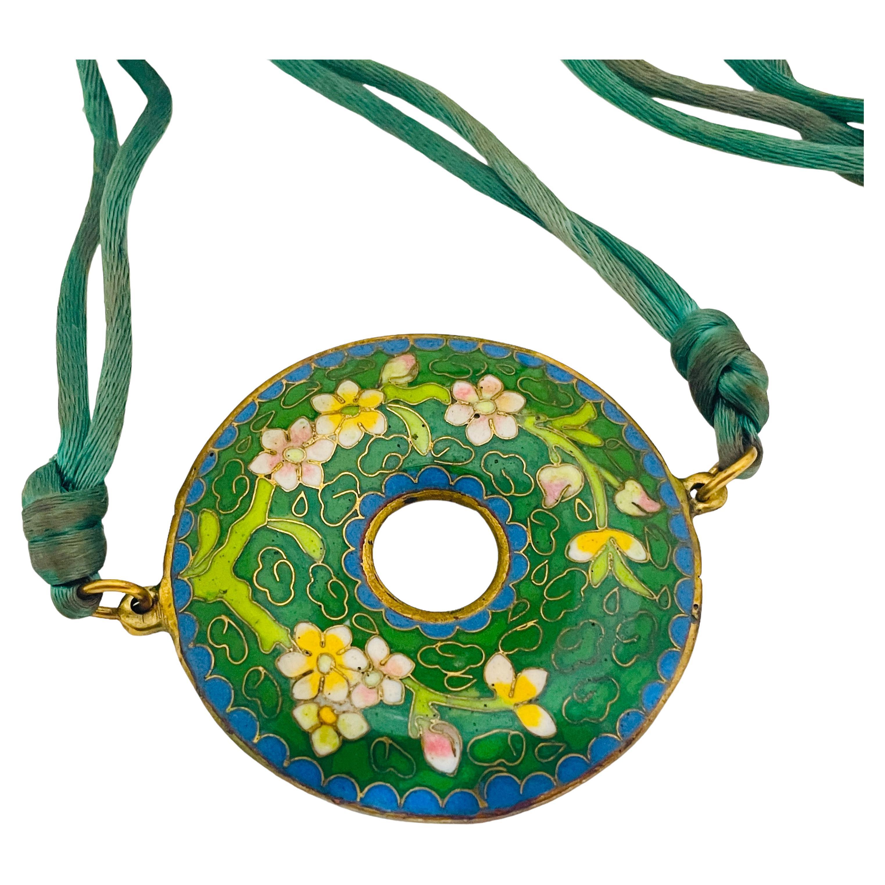 Gold-Cloisonné-Halskette aus grüner Emaille mit Seidenschnur im Angebot