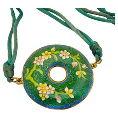 Gold-Cloisonné-Halskette aus grüner Emaille mit Seidenschnur