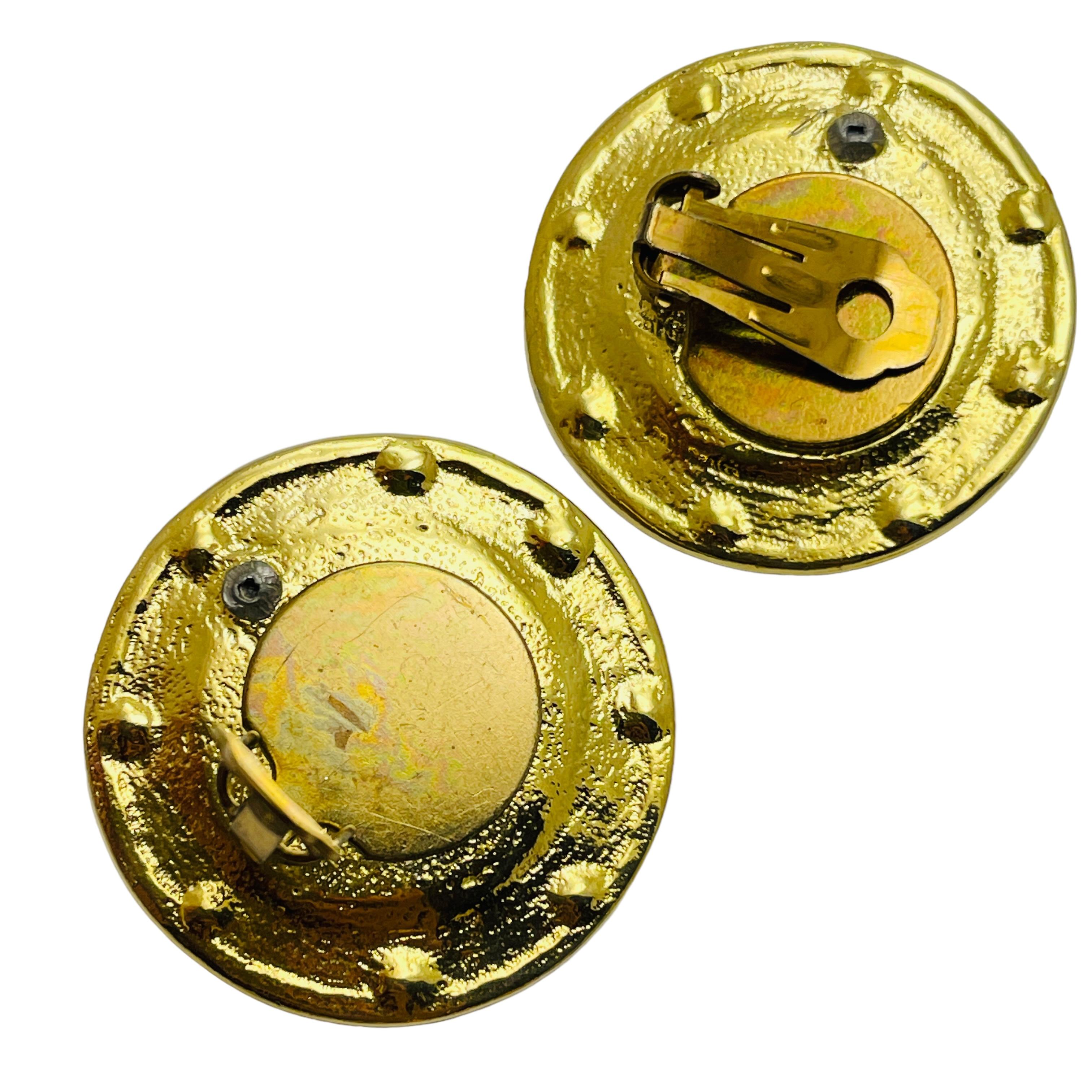 Vintage gold colorful enamel designer runway clip on earrings In Good Condition For Sale In Palos Hills, IL