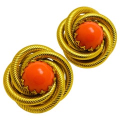 Boucles d'oreilles à clip vintage en or, corail massif et designer de défilé