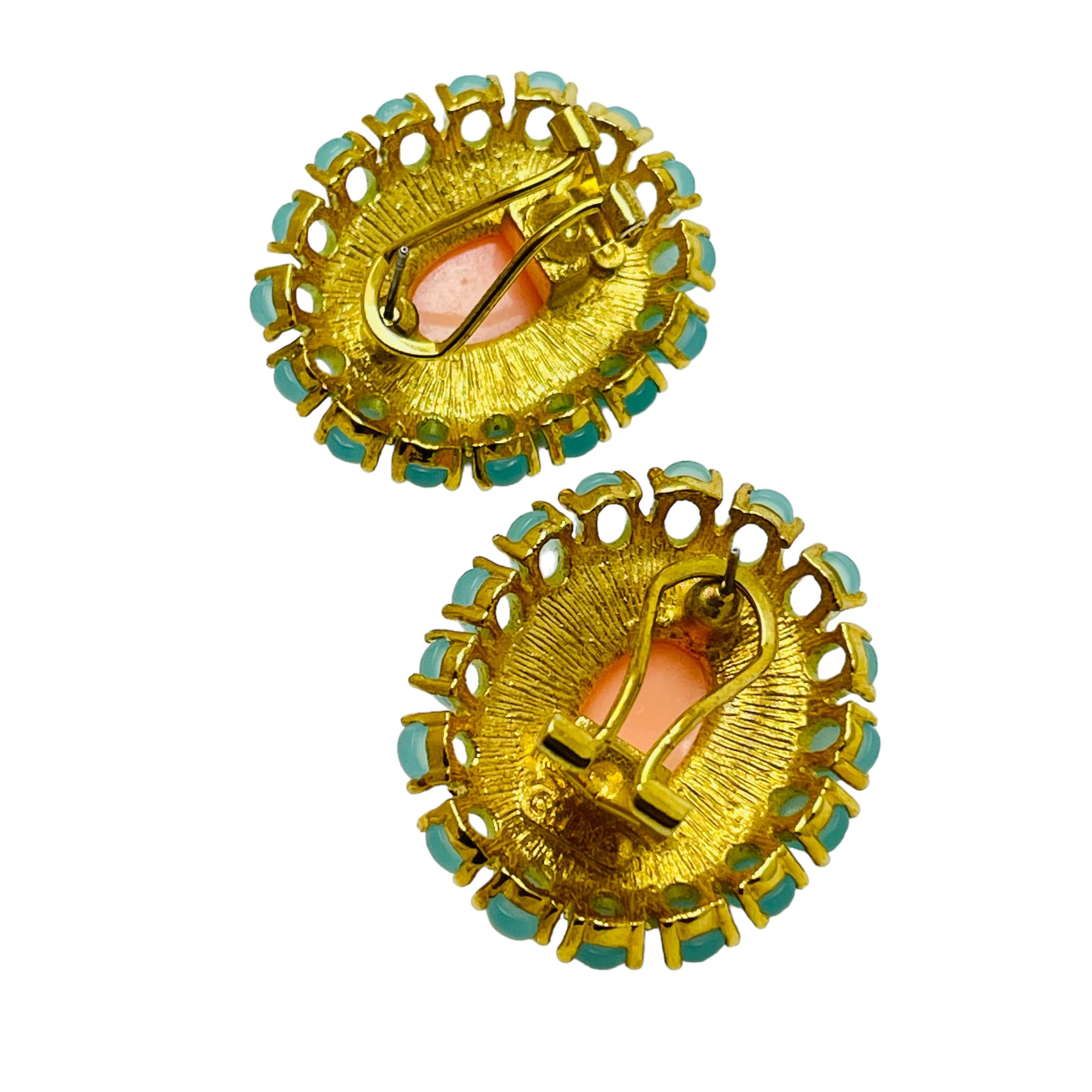 Vintage Gold Koralle Türkis Kristalle Designer durchbrochene Clip-Ohrringe im Zustand „Gut“ im Angebot in Palos Hills, IL