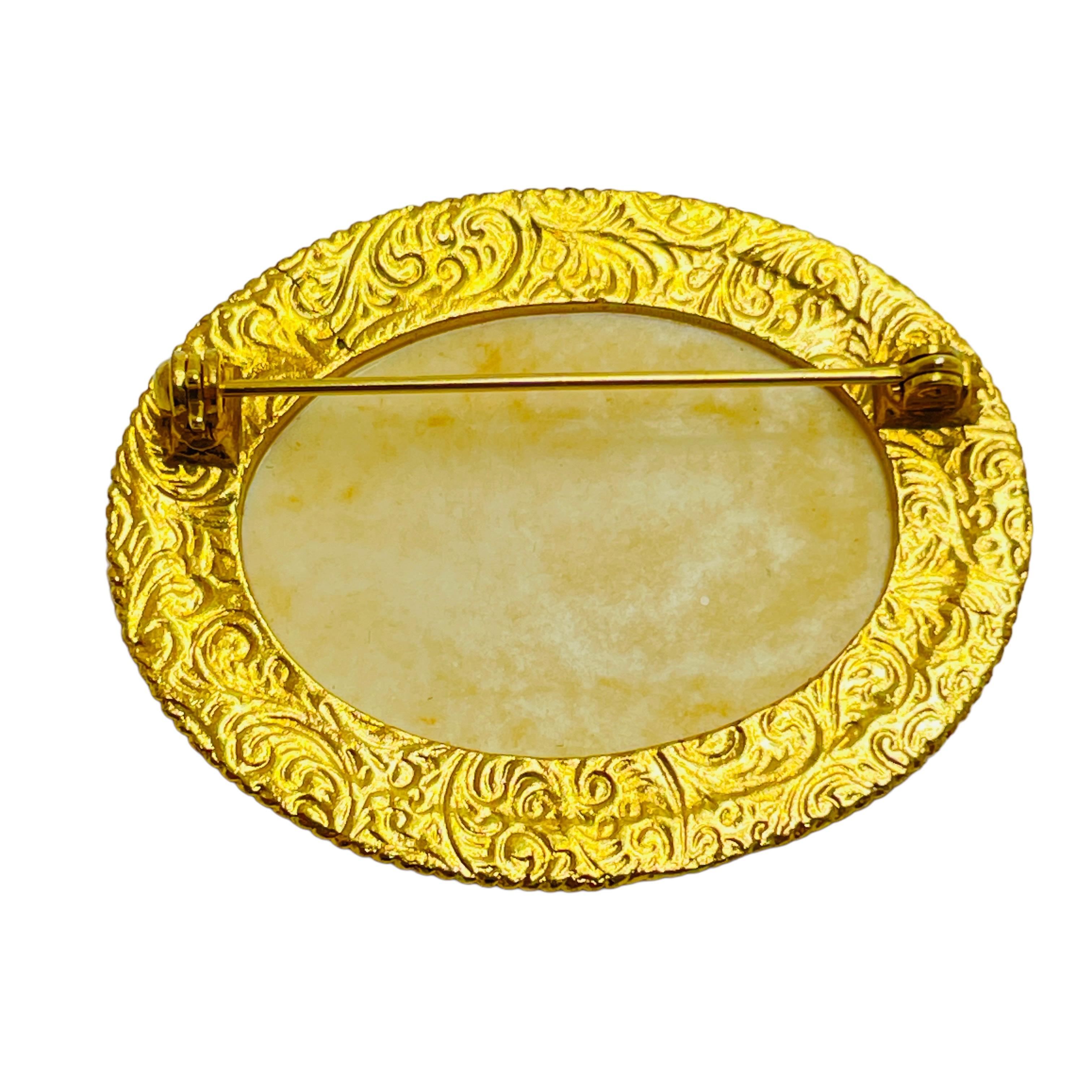 Vintage gold cream designer brooch In Good Condition For Sale In Palos Hills, IL