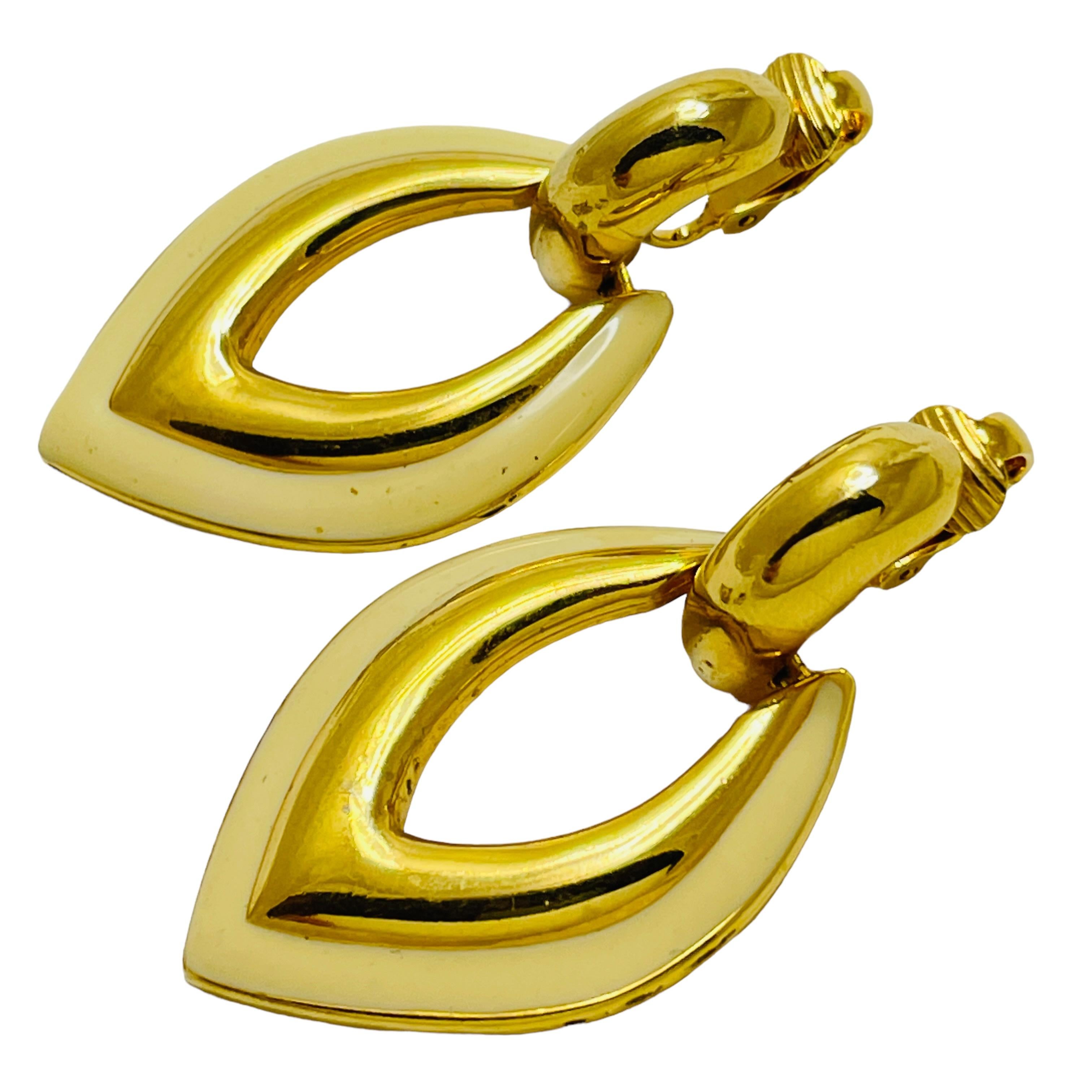 DETAILS

• unsigned 

• gold tone with enamel

• vintage designer earrings

MEASUREMENTS  

• 2” by 1 1/8”


CONDITION

•  very good vintage condition with minimal signs of wear 

 Sku 41

❤️❤️  VINTAGE DESIGNER JEWELRY ❤️❤️

❤️❤️  ALEXANDER’S