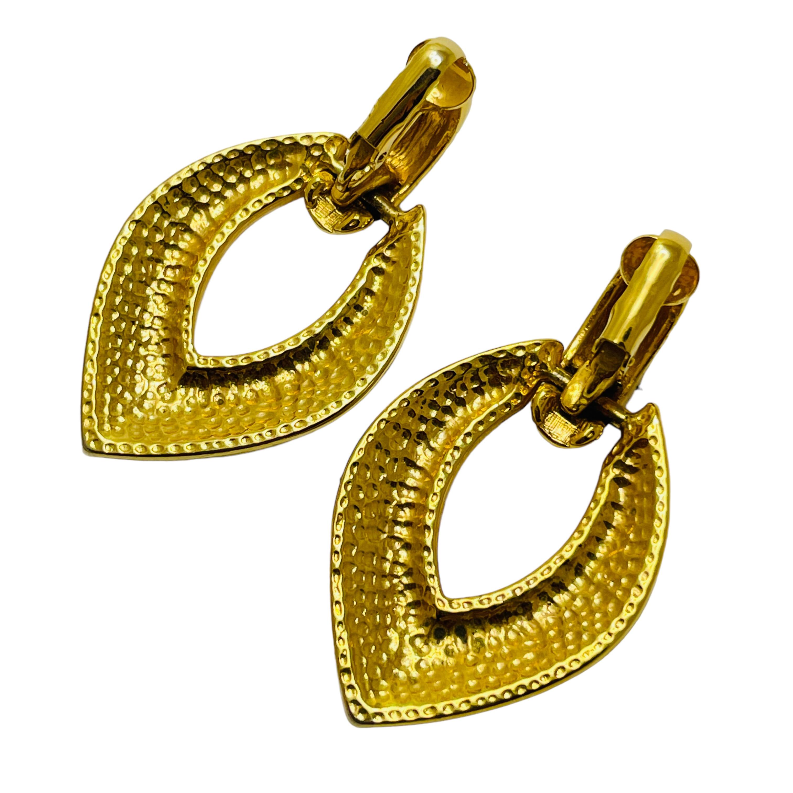 Vintage gold cream enamel dangle designer clip on earrings In Good Condition For Sale In Palos Hills, IL