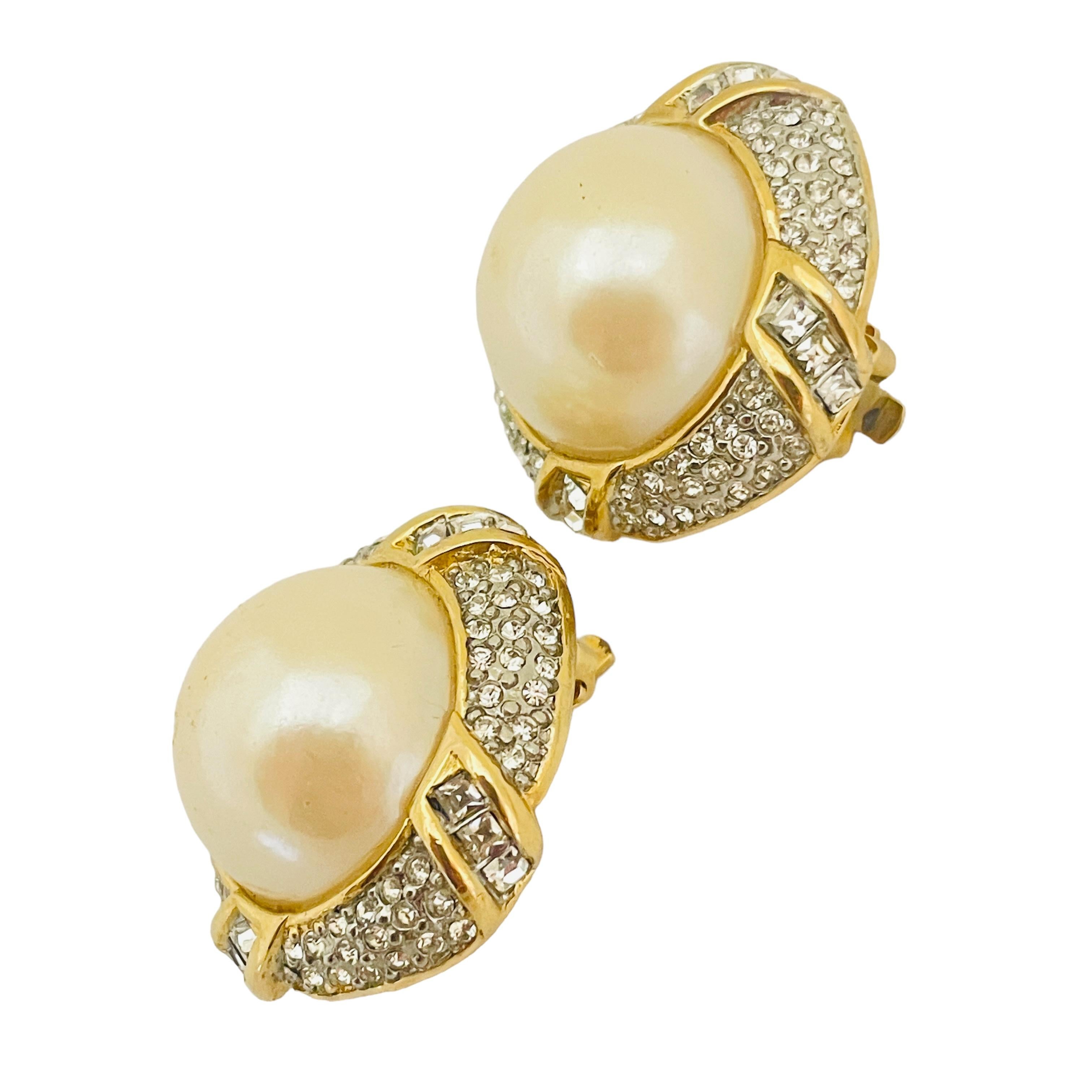 DETTAGLI

- senza segno   

- tono oro con perle finte e cristalli

- orecchini vintage di design da passerella  

MISURE  

- 1 1/8