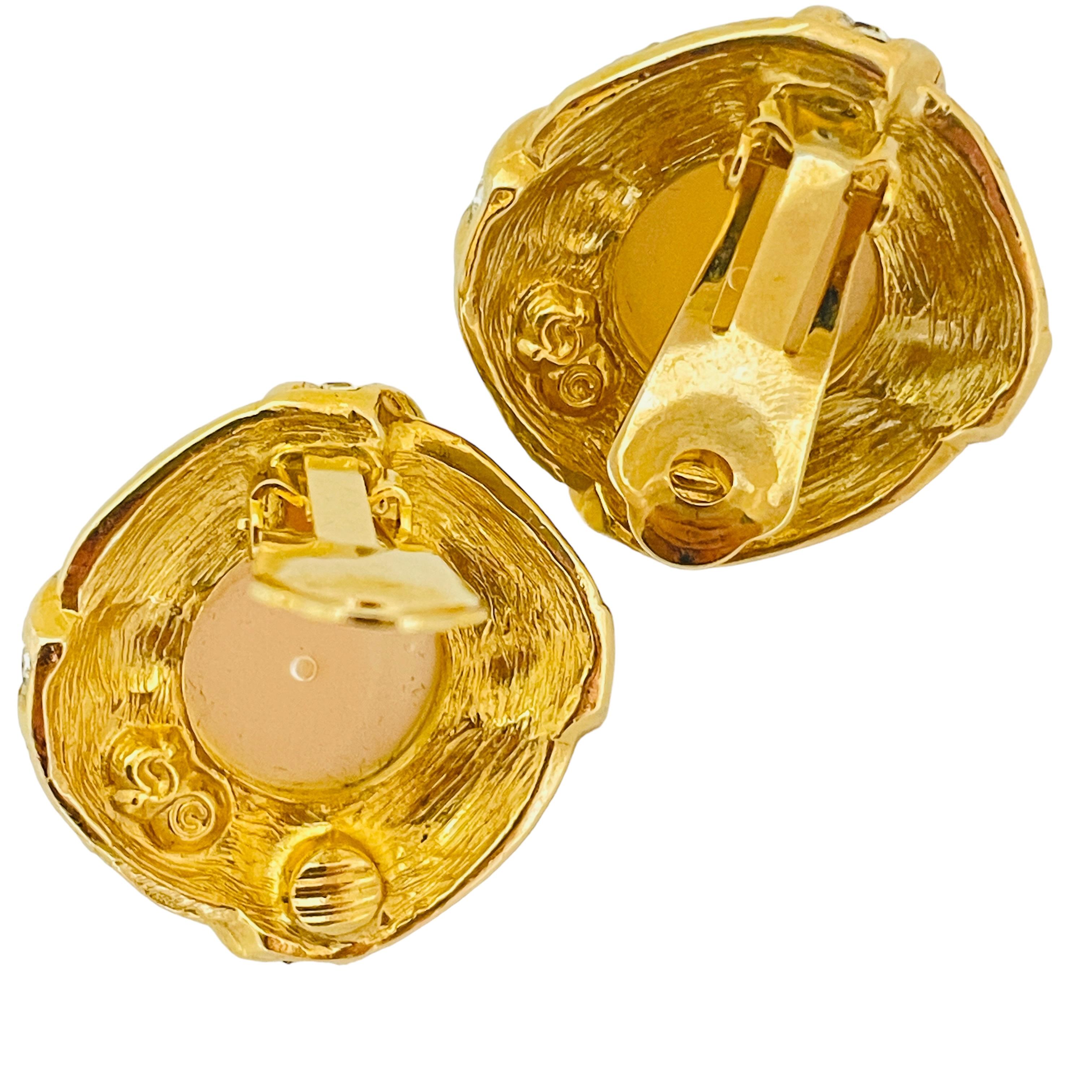 Orecchini a clip d'epoca con perle e cristalli d'oro, di grande design, per la passerella In condizioni buone in vendita a Palos Hills, IL