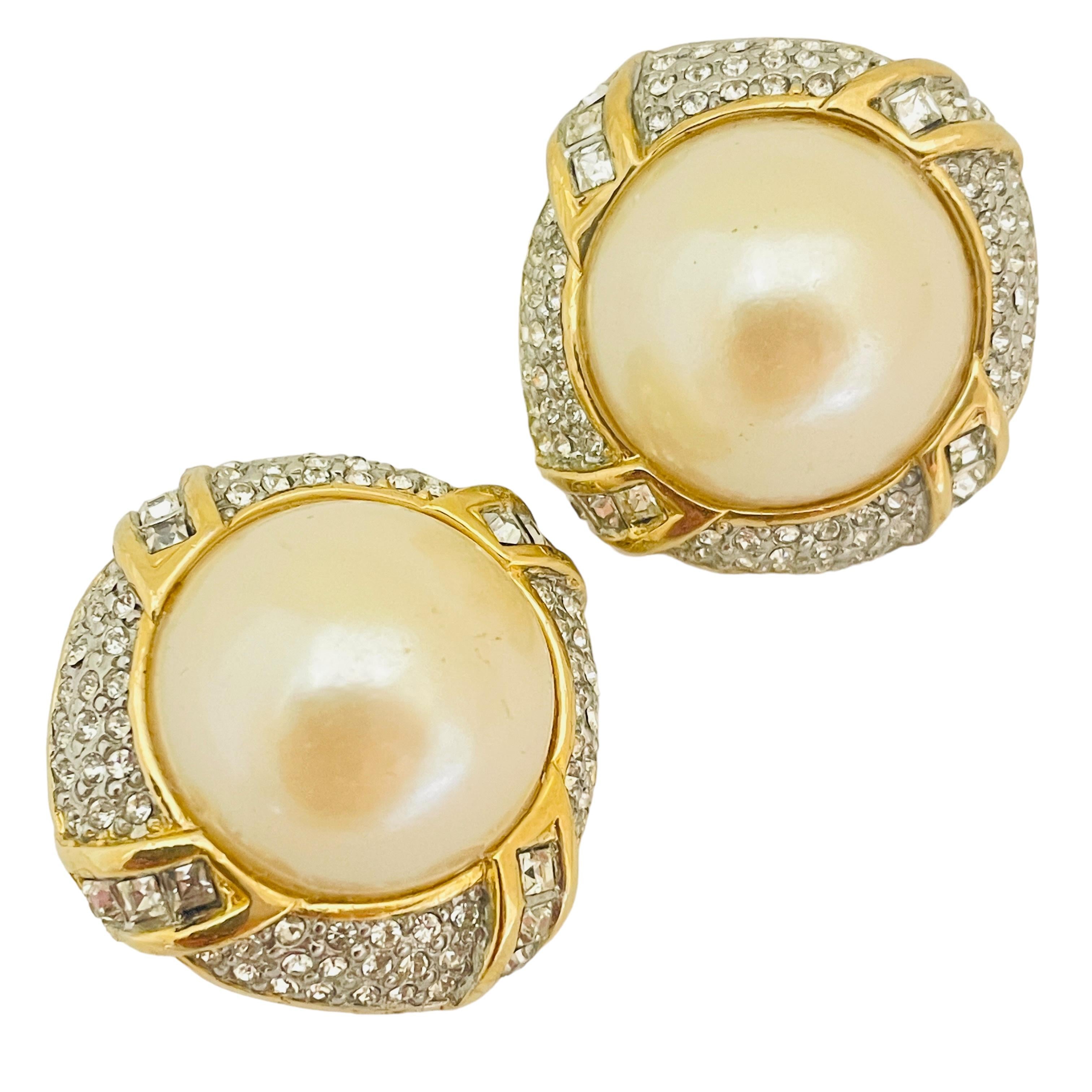 Orecchini a clip d'epoca con perle e cristalli d'oro, di grande design, per la passerella