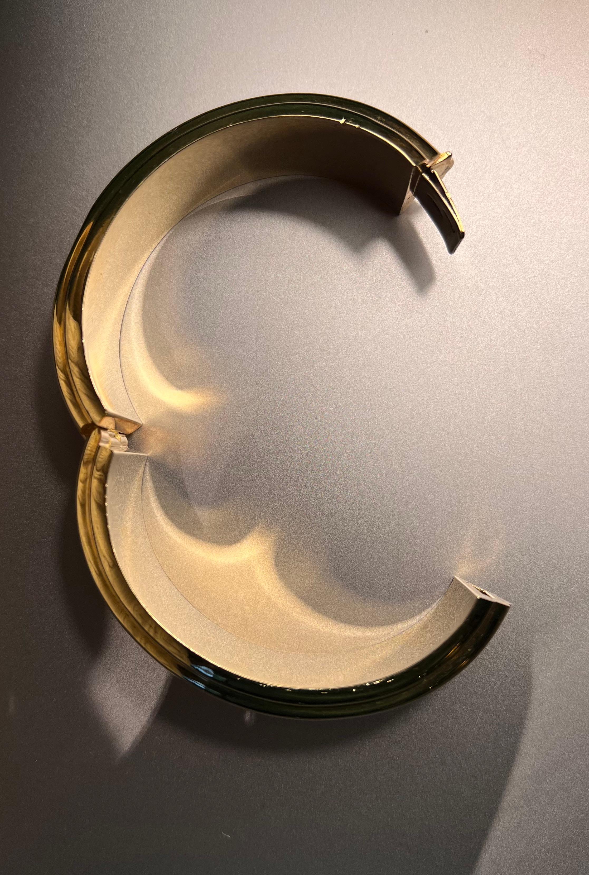
Manchette en or
Diamètre : 5cm
Largeur : 2.5cm
Poids : 58 grammes
Italien Made
XXème siècle