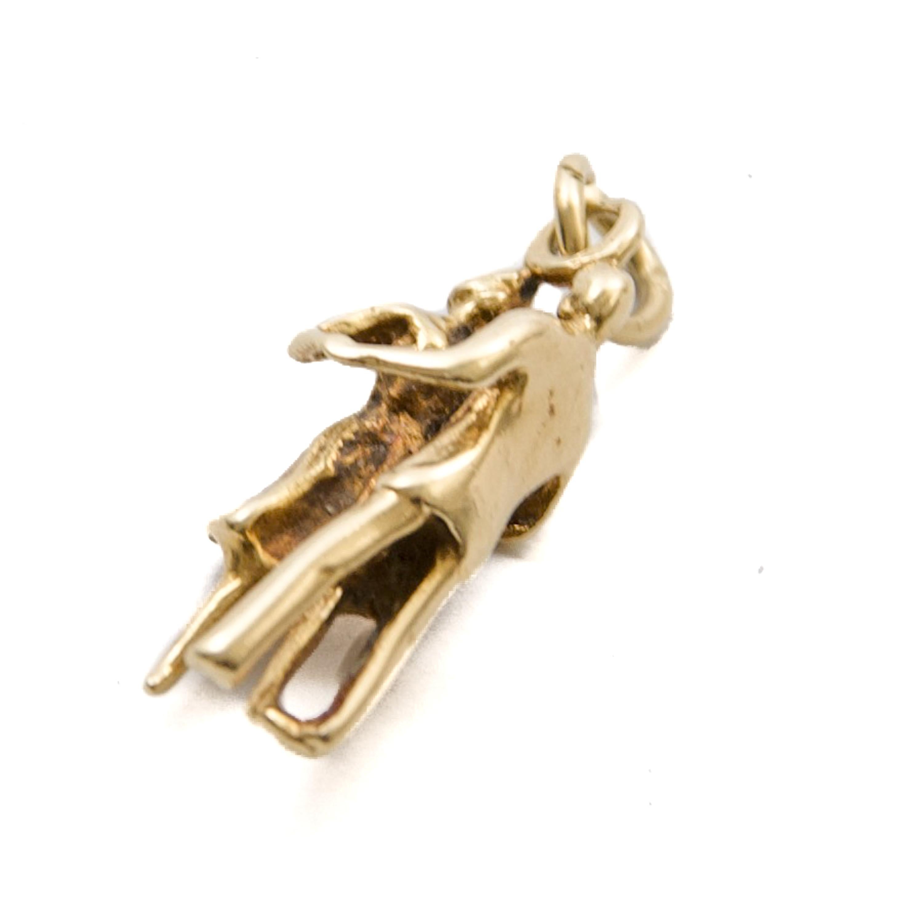 Pendentif en or vintage avec breloque de couple dansant Unisexe en vente