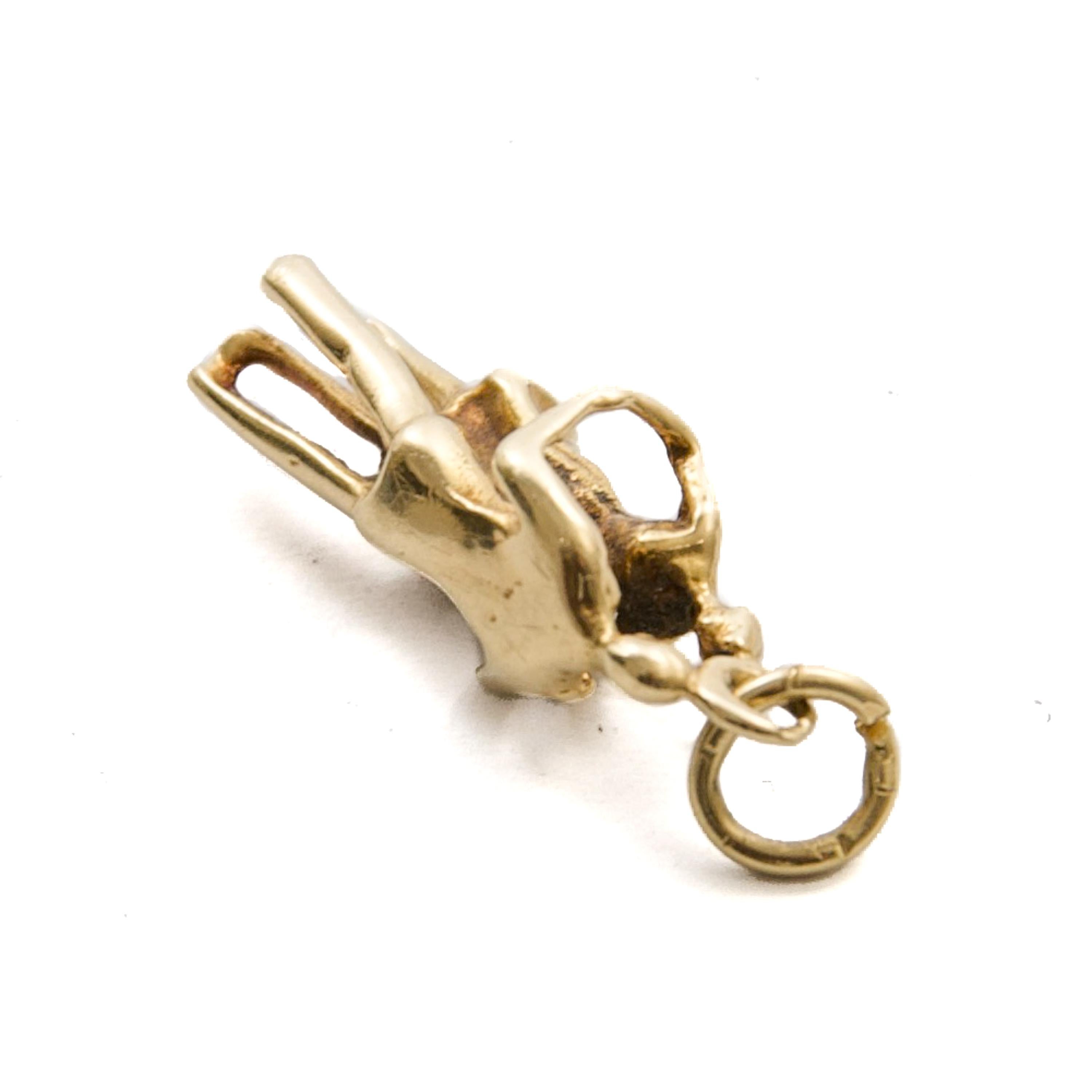 Pendentif en or vintage avec breloque de couple dansant en vente 1