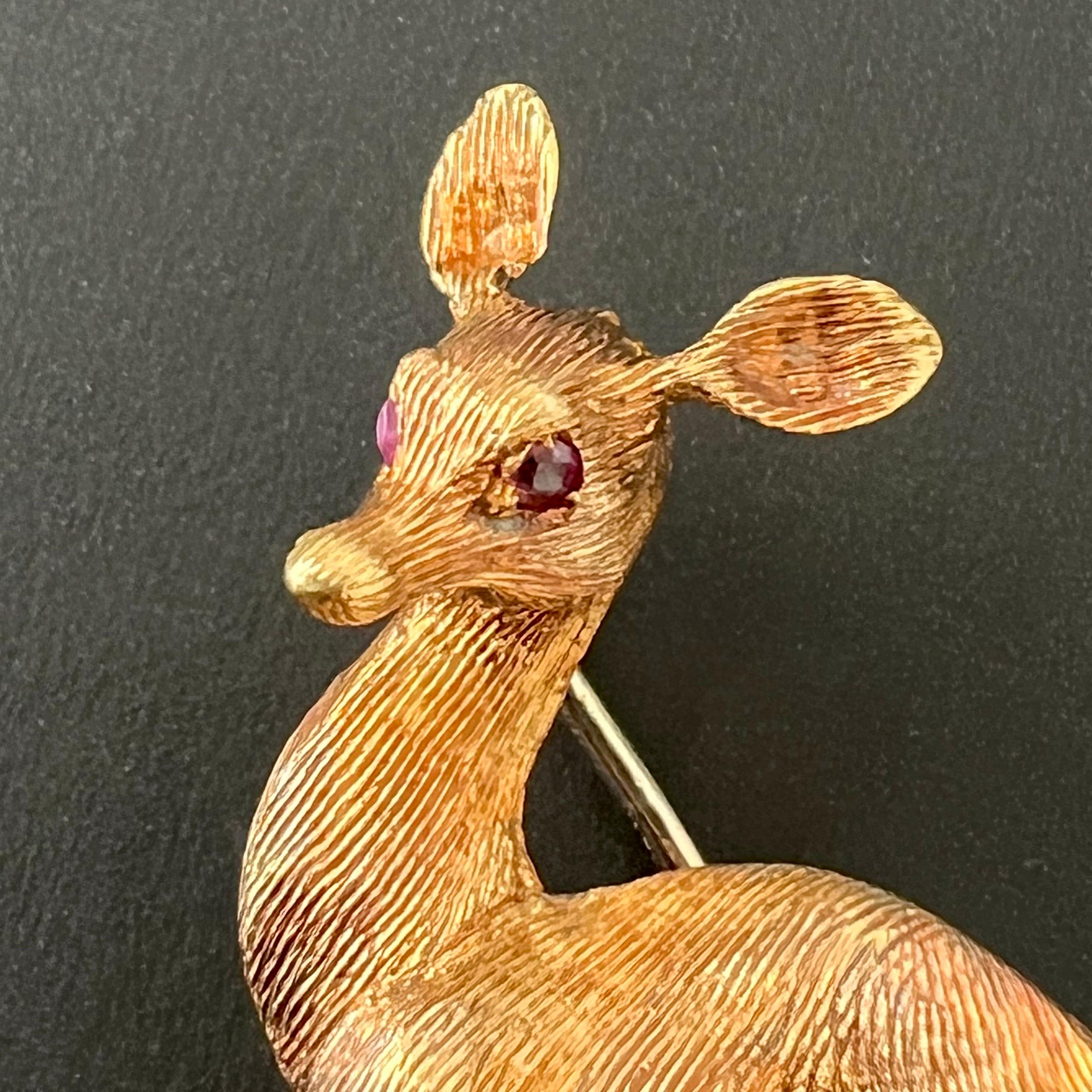 Impresionante broche vintage de alfiler de ciervo, fabricado en Valenza, Italia, por Aldo Garavelli durante la época moderna de mediados de siglo, a finales de la década de 1950. Este exquisito broche está diseñado en forma de reno y fabricado en