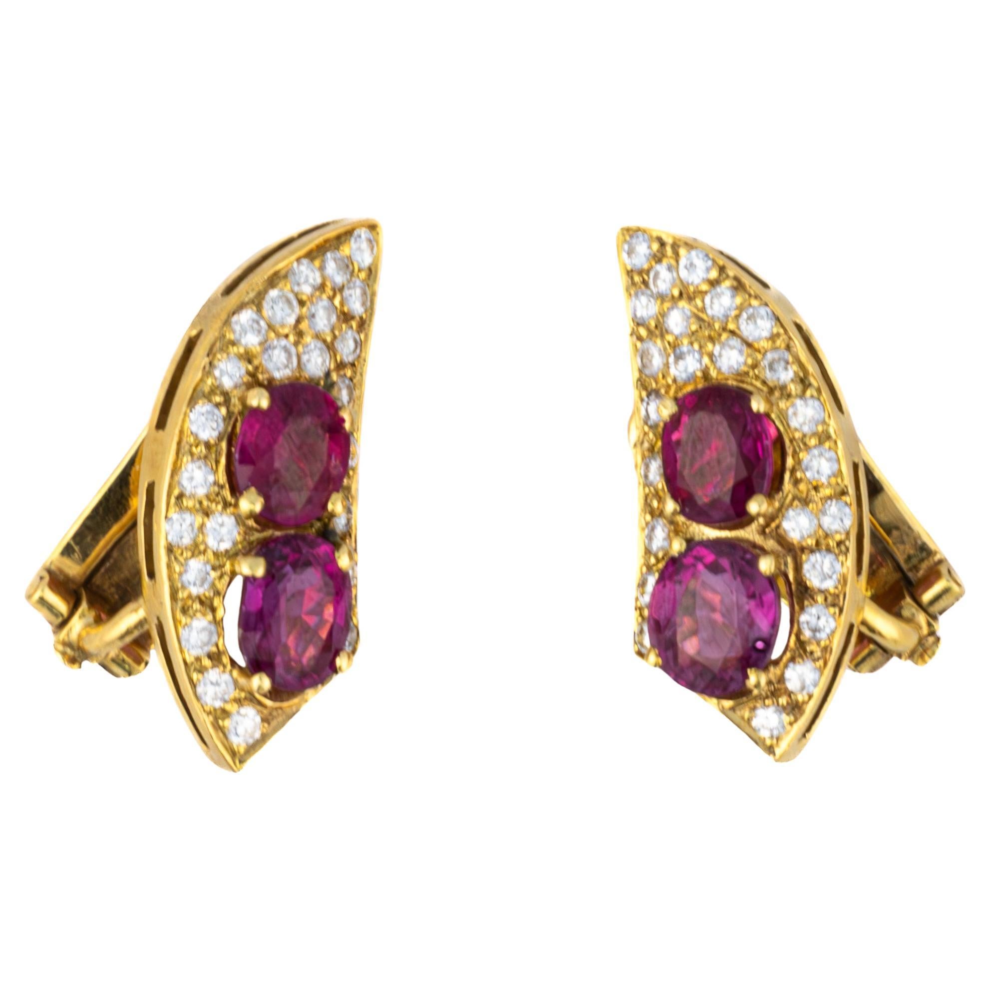 Pendientes de oro vintage con diamantes y rubíes en forma de media luna