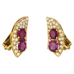 Pendientes de oro vintage con diamantes y rubíes en forma de media luna