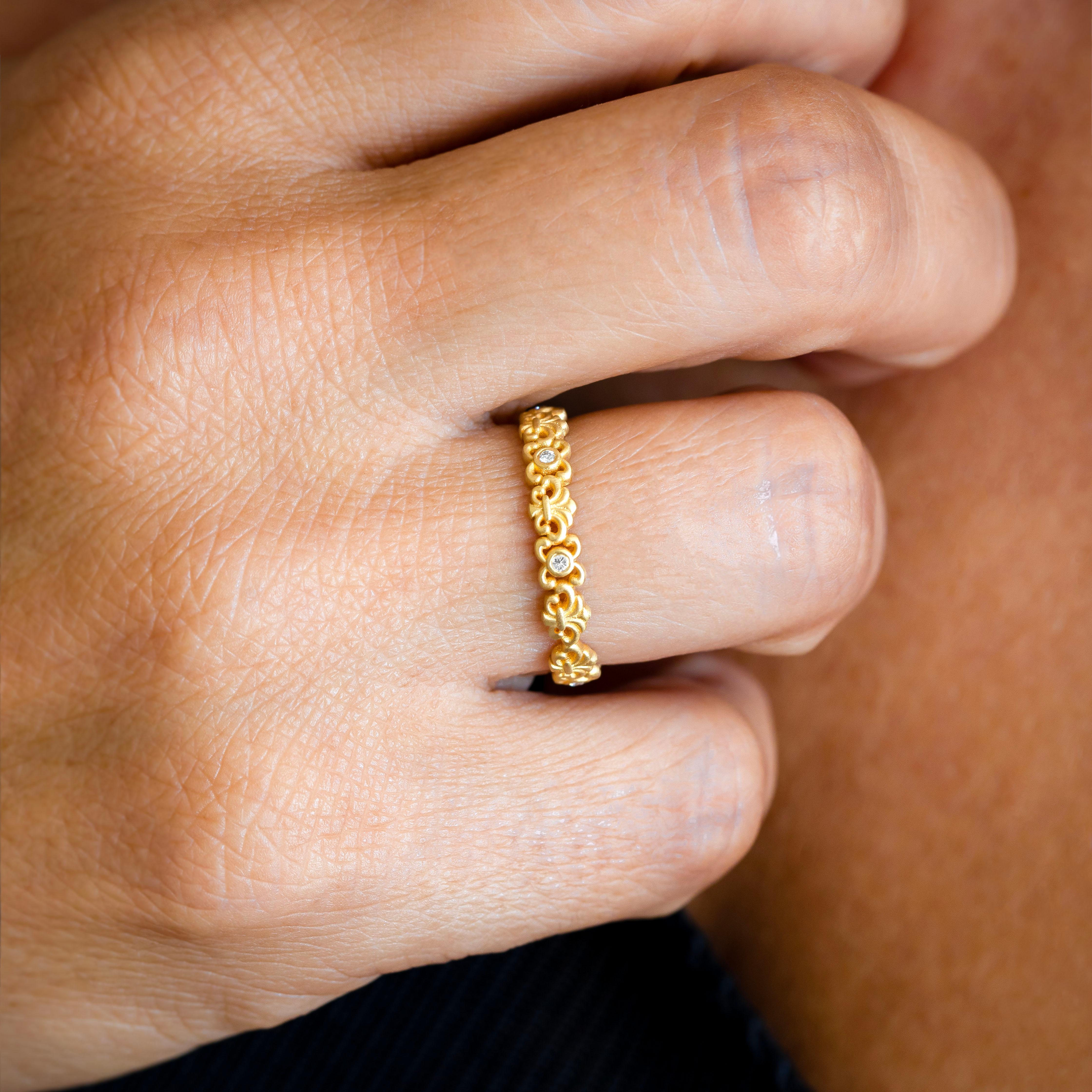 Vintage Gold Diamond Engagement Ring 0,10 ct 

Discover timeless elegance with our Vintage Gold Diamond Engagement Ring. This exquisite piece combines the classic charm of vintage design with the brilliant sparkle of high-quality diamonds set in