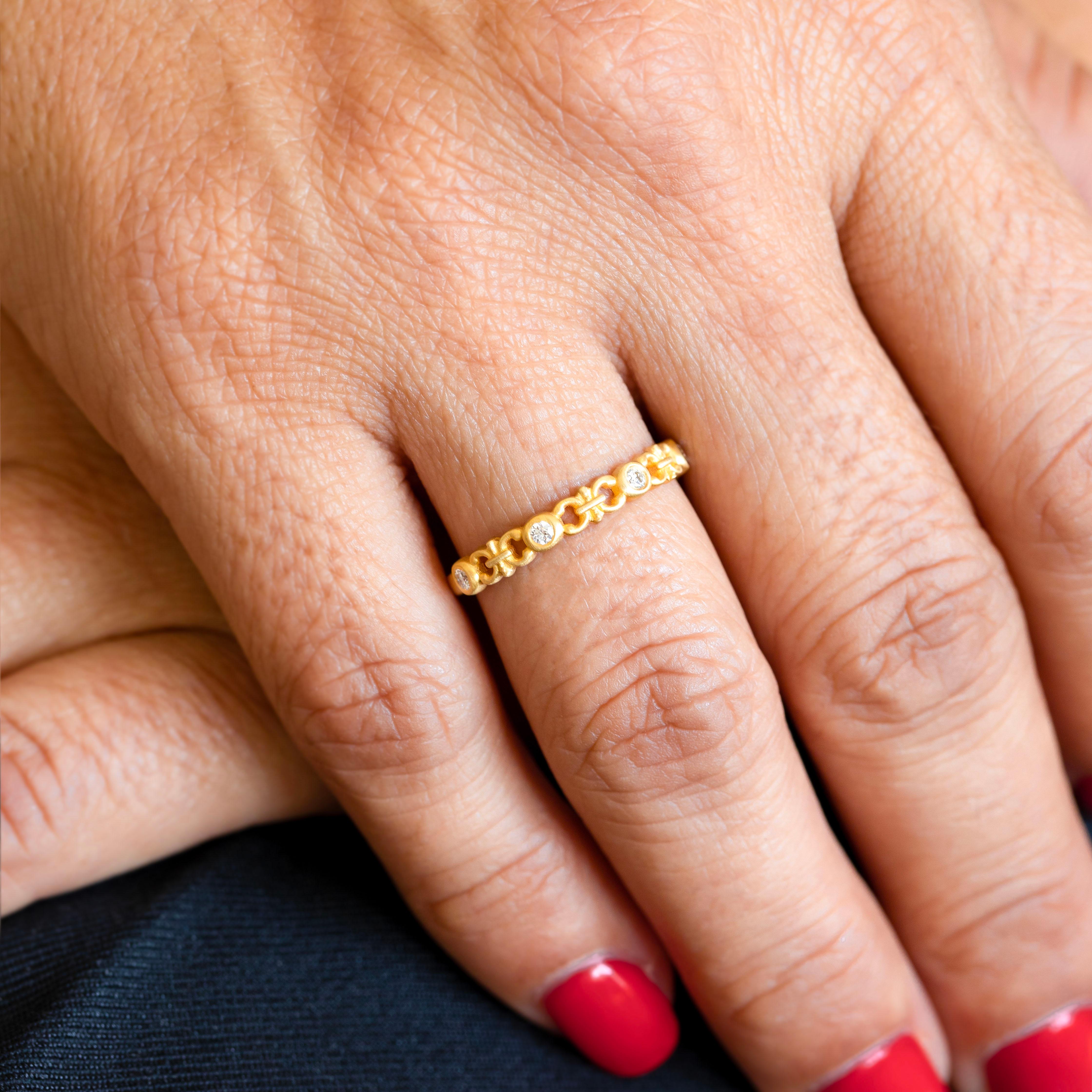 Vintage Gold Diamond Engagement Ring 0,10 ct 

Discover timeless elegance with our Vintage Gold Diamond Engagement Ring. This exquisite piece combines the classic charm of vintage design with the brilliant sparkle of high-quality diamonds set in