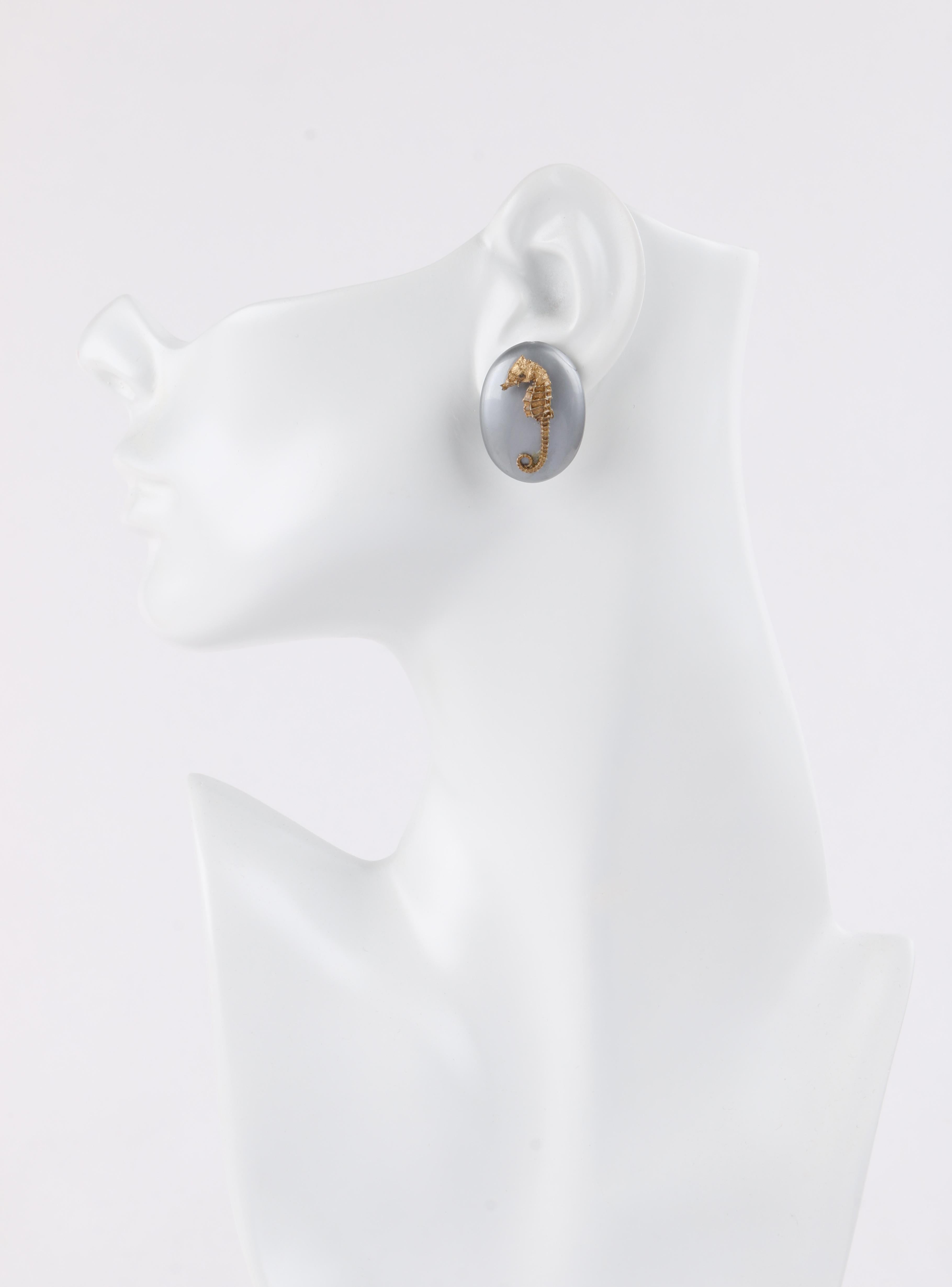 VINTAGE Gold getaucht Echtes Seepferdchen Skelett Grau Lucite Scheibe Ohrringe  im Zustand „Gut“ im Angebot in Thiensville, WI