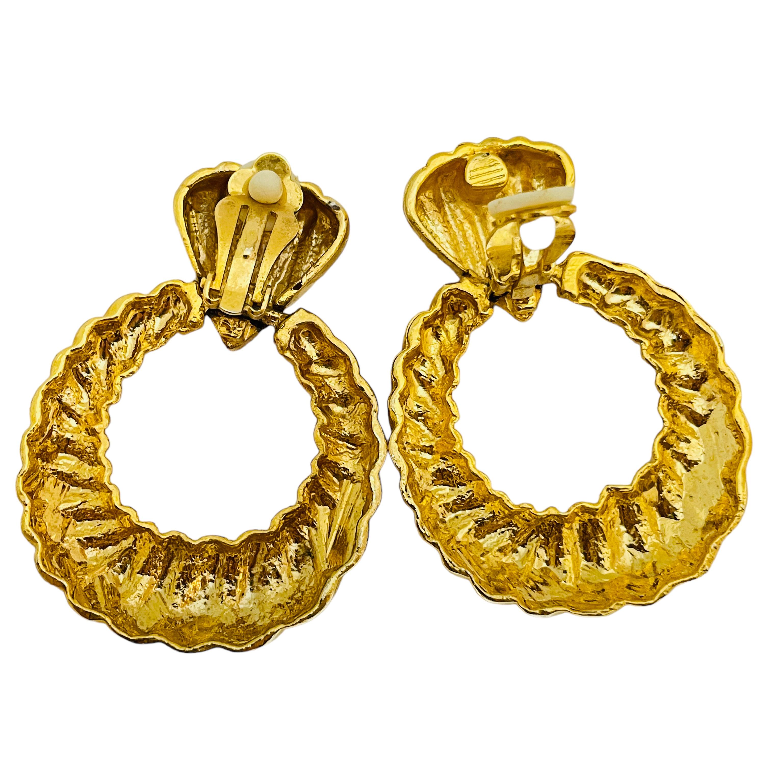 Vintage gold door knocker designer runway clip on earrings In Good Condition For Sale In Palos Hills, IL