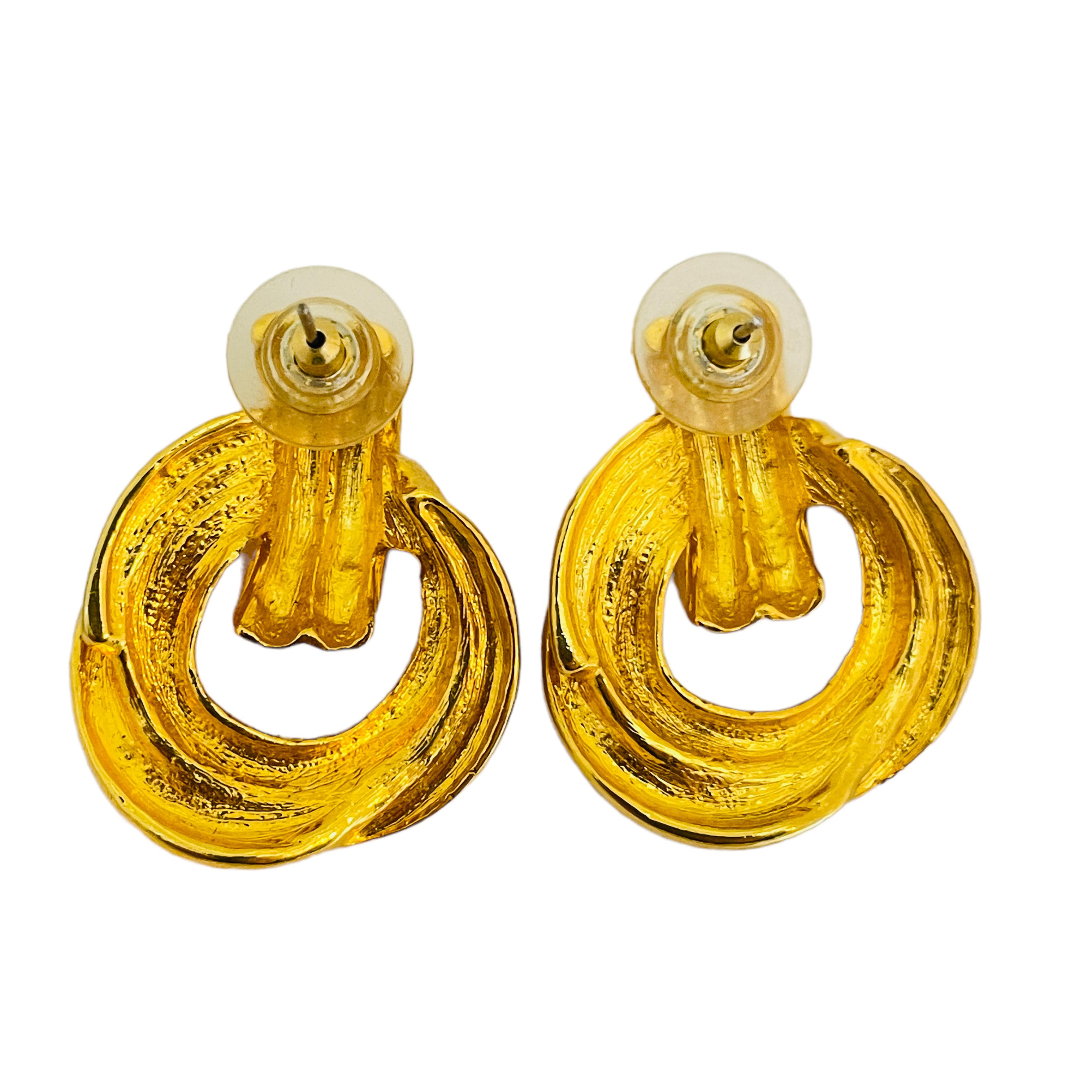 Vintage gold door knocker designer runway pierced earrings In Good Condition For Sale In Palos Hills, IL