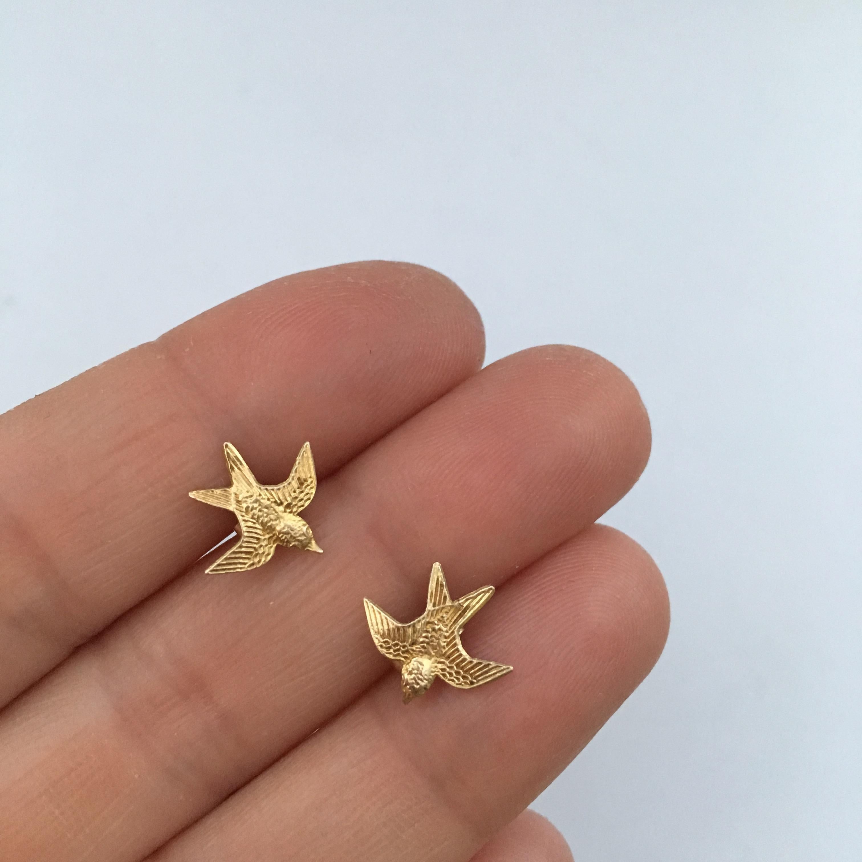 Vintage Gold Earrings Bird Swallow Studs In Good Condition In London, GB