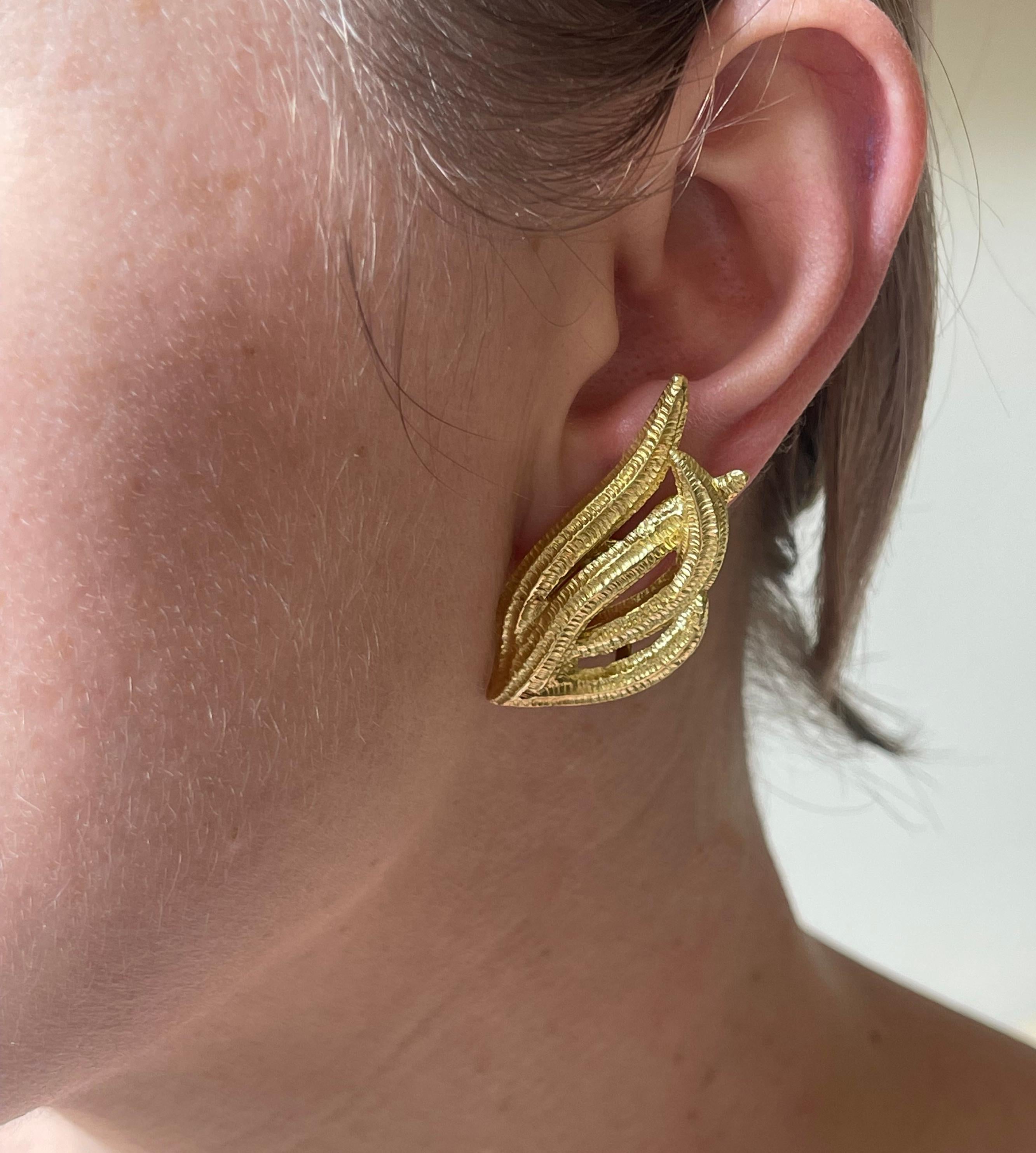Paire de boucles d'oreilles vintage en or 18k, un poteau manquant, peut être facilement attaché par un bijoutier. Les boucles d'oreilles mesurent 1,75