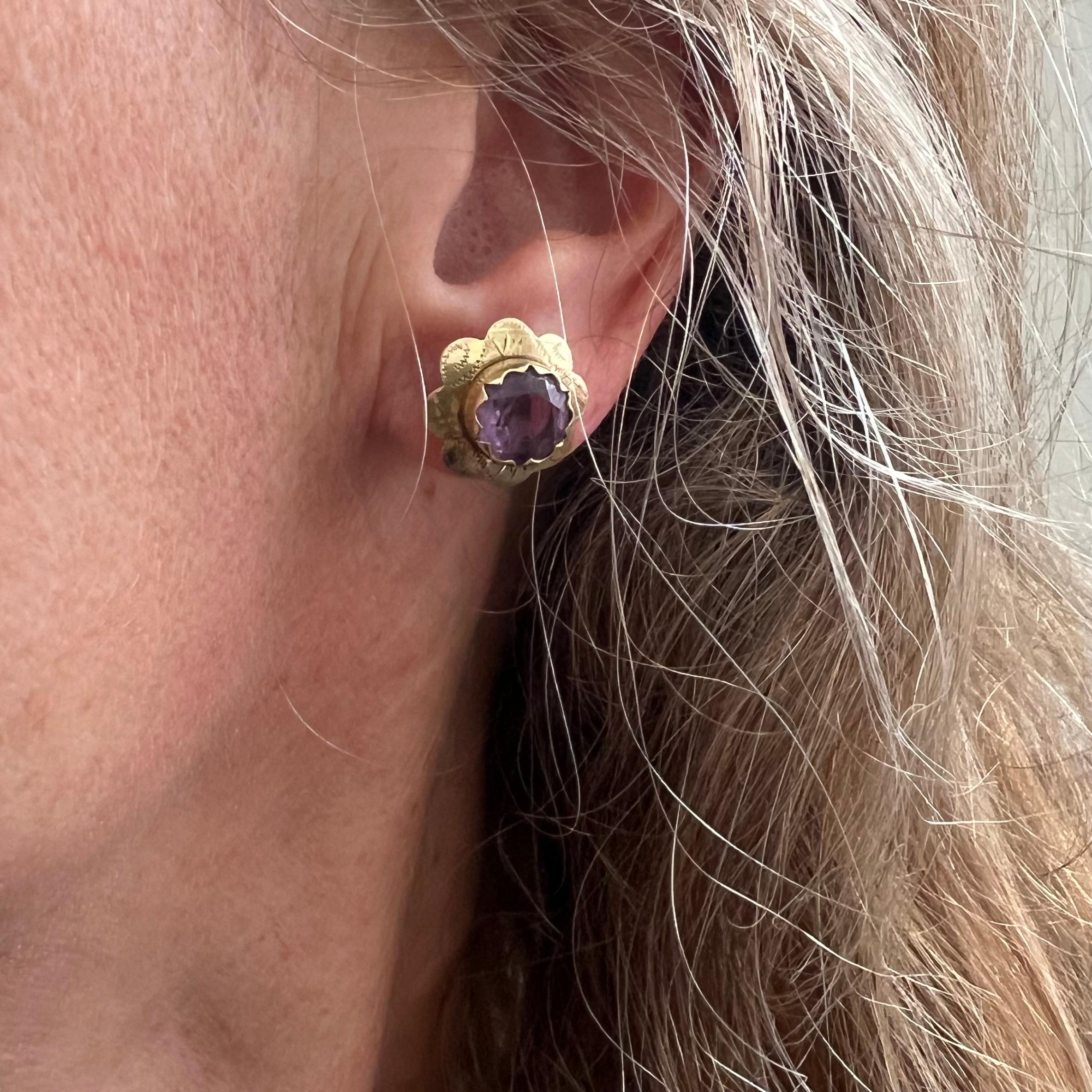 Diese schönen Vintage-Amethyst-Ohrstecker stammen aus den 1930er bis 1940er Jahren und weisen ein klassisches, von Blumen inspiriertes Design auf, das typisch für die Zwischenkriegs- und Nachkriegszeit ist. In der Mitte jedes Ohrrings befindet sich