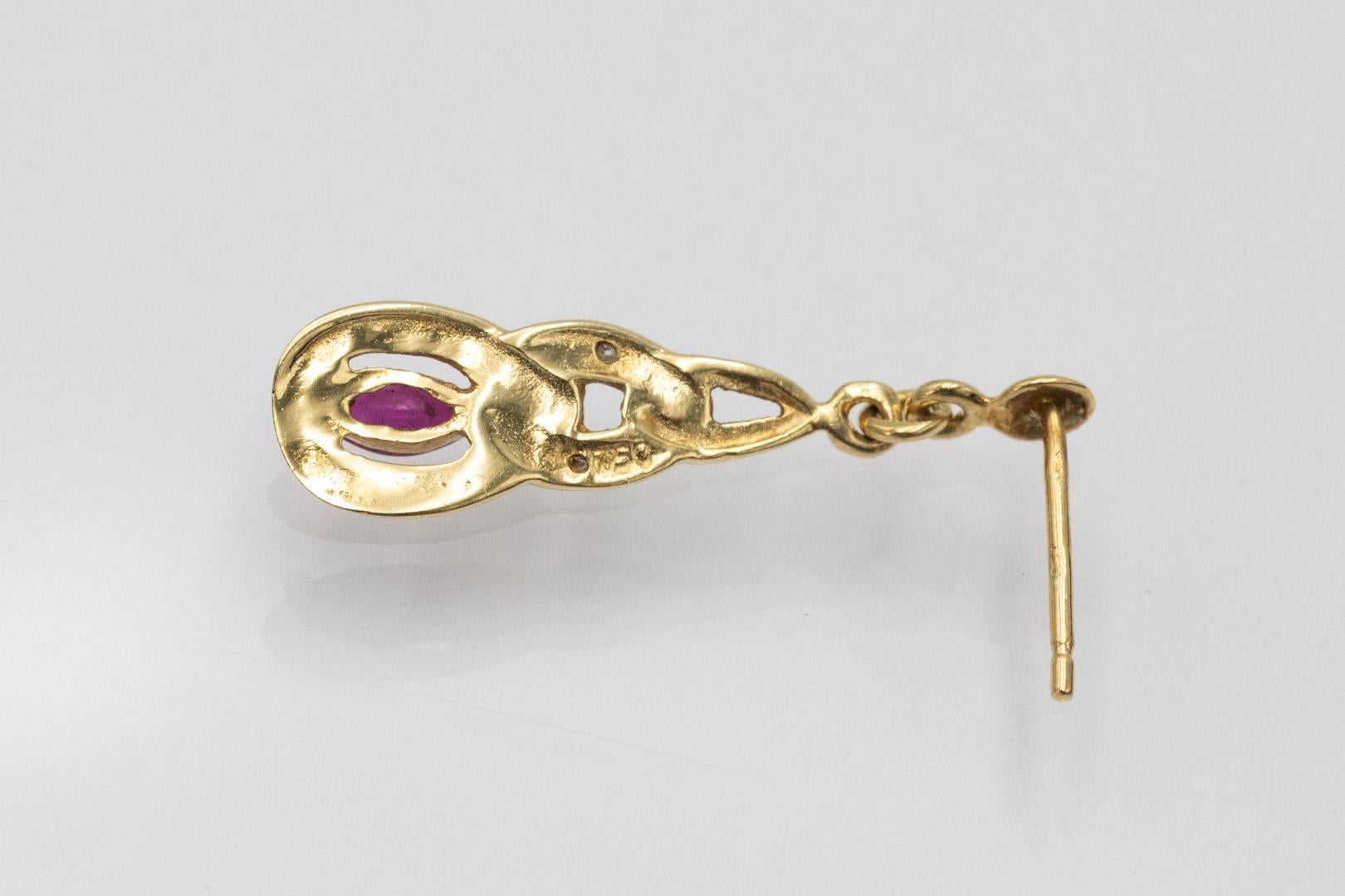 Pendientes vintage de oro con rubíes y diamantes.

Pendientes de gota de oro amarillo de 18 quilates (ley 0,750). Los pendientes están decorados con rubíes naturales de un peso aproximado de 0,28 ct y cuatro diamantes de un peso aproximado de 0,04