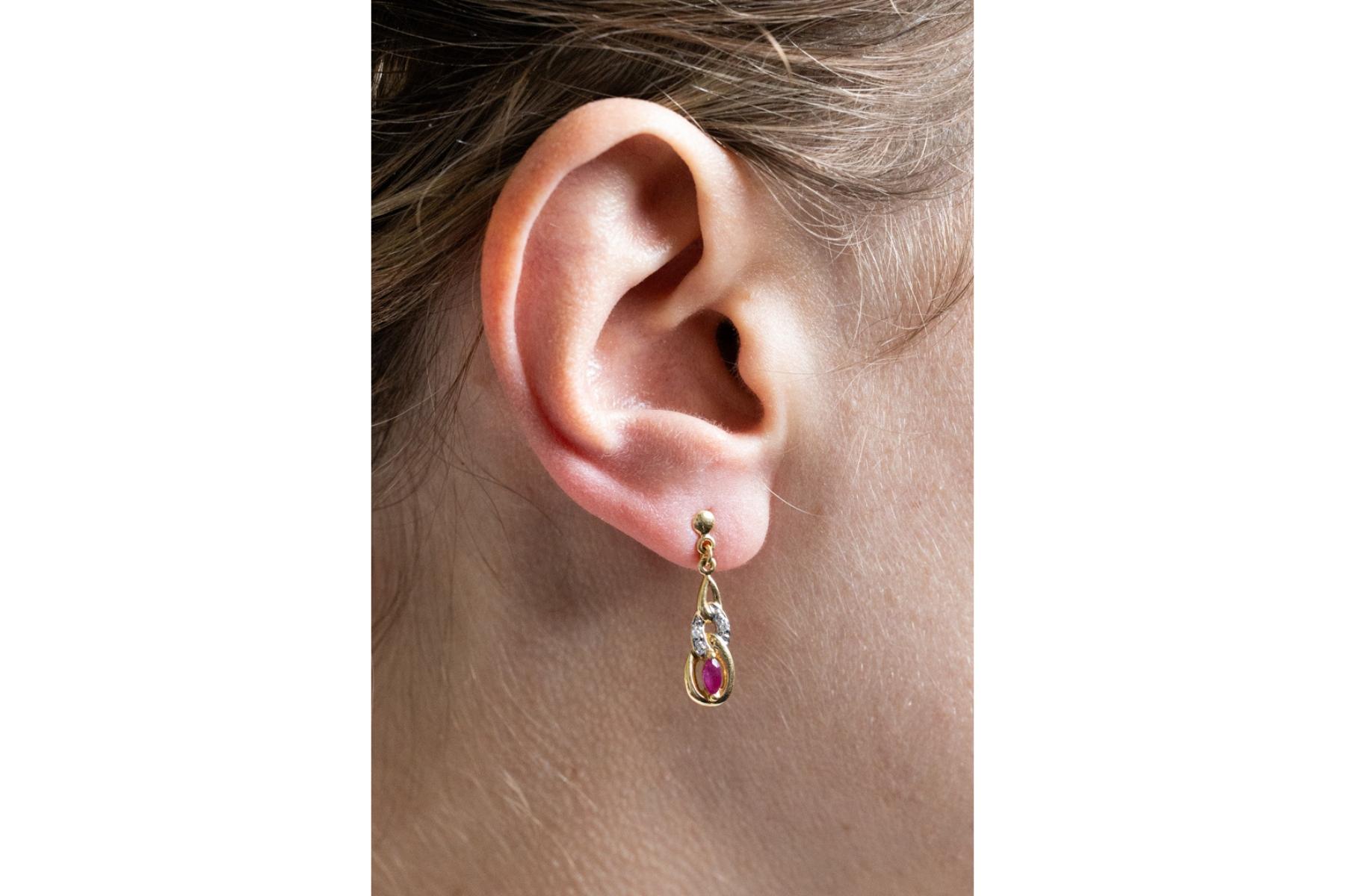 De las mujeres Pendientes vintage de oro con rubíes y diamantes. en venta