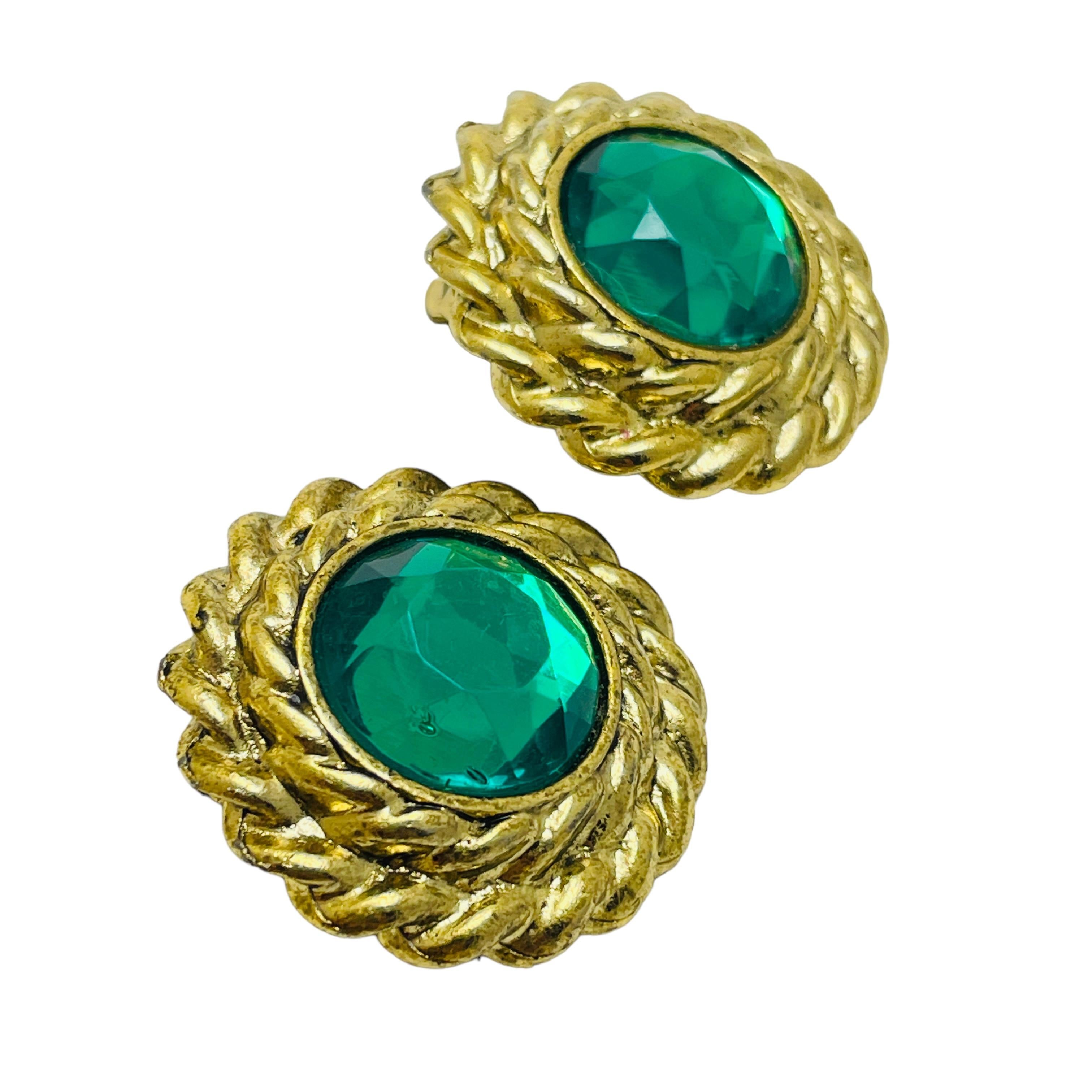 DETTAGLI

- senza segno

- tono oro con vetro 

- orecchini vintage di design

MISURE  

- 

CONDIZIONE

-  ottime condizioni vintage con minimi segni di usura 

 Sku 44

❤️❤️  GIOIELLI VINTAGE DI DESIGN ❤️❤️

❤️❤️  LA BOUTIQUE DI ALEXANDER  ❤️❤️
