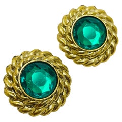 Orecchini a clip in vetro smeraldo d'epoca, firmati Runway