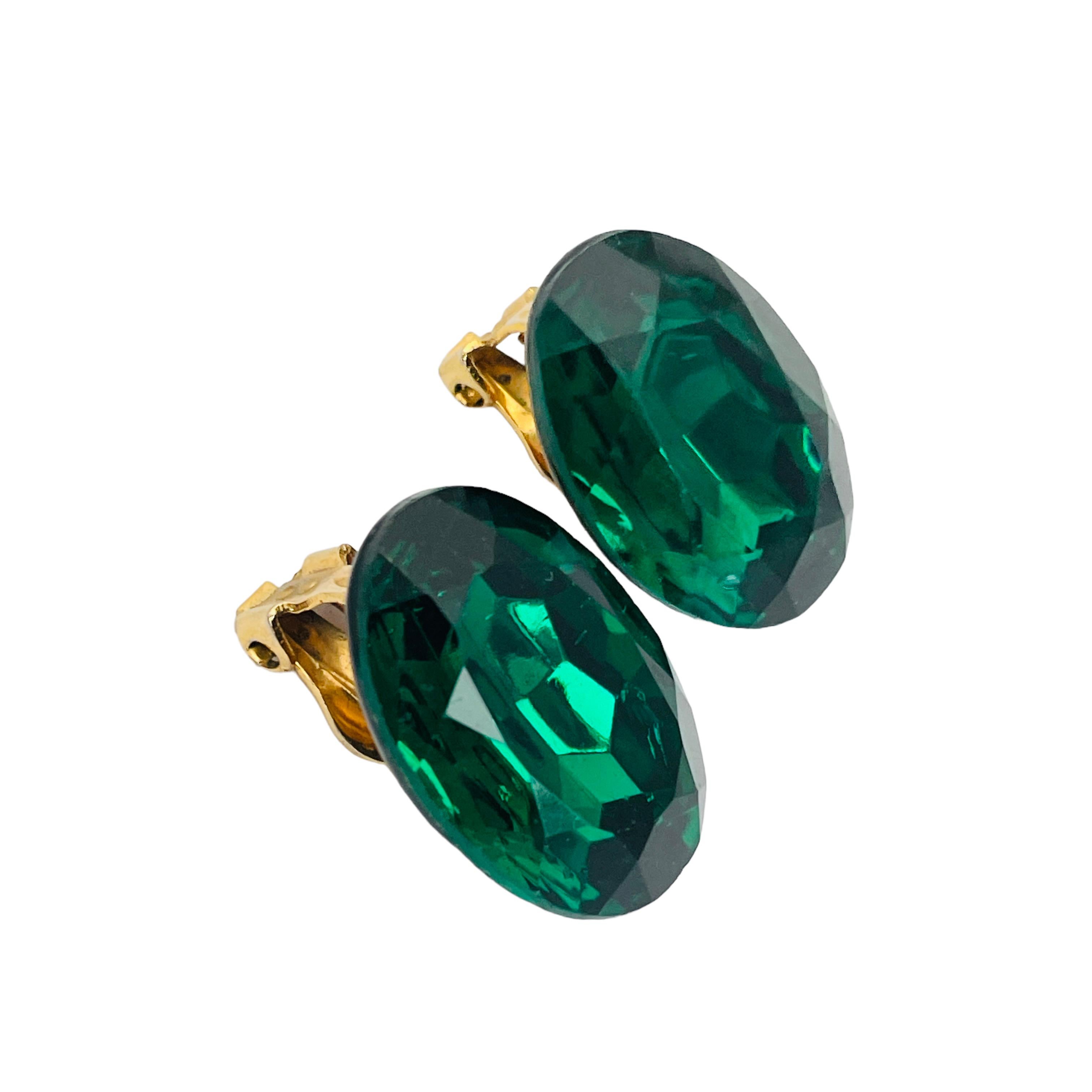 DETAILS

- • ohne Vorzeichen

- • goldfarben mit Glas

- • Vintage-Designer-Ohrringe mit Clip

MASSNAHMEN

- • 1