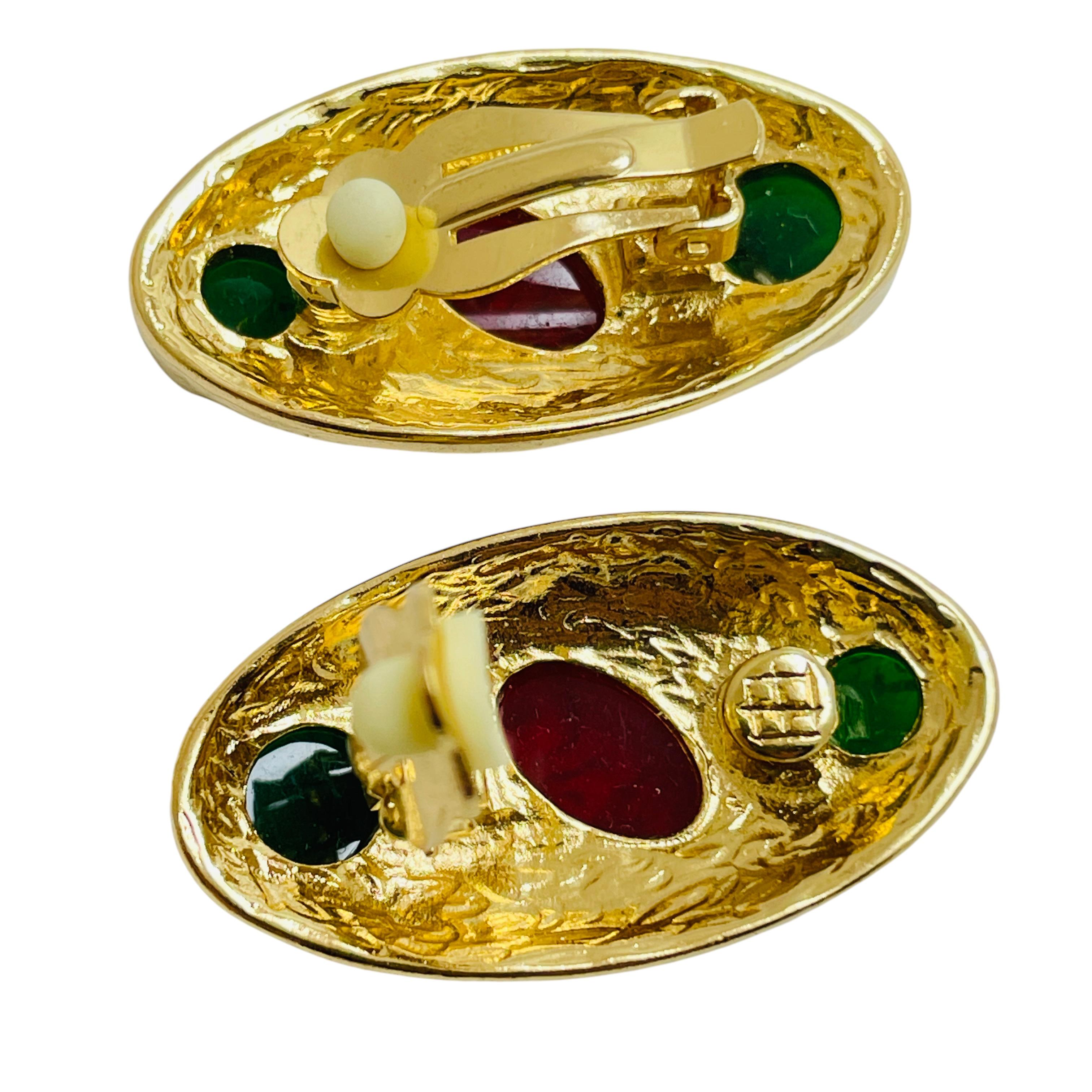 Orecchini a clip d'epoca in oro, smeraldo, rubino e vetro di design In condizioni buone in vendita a Palos Hills, IL