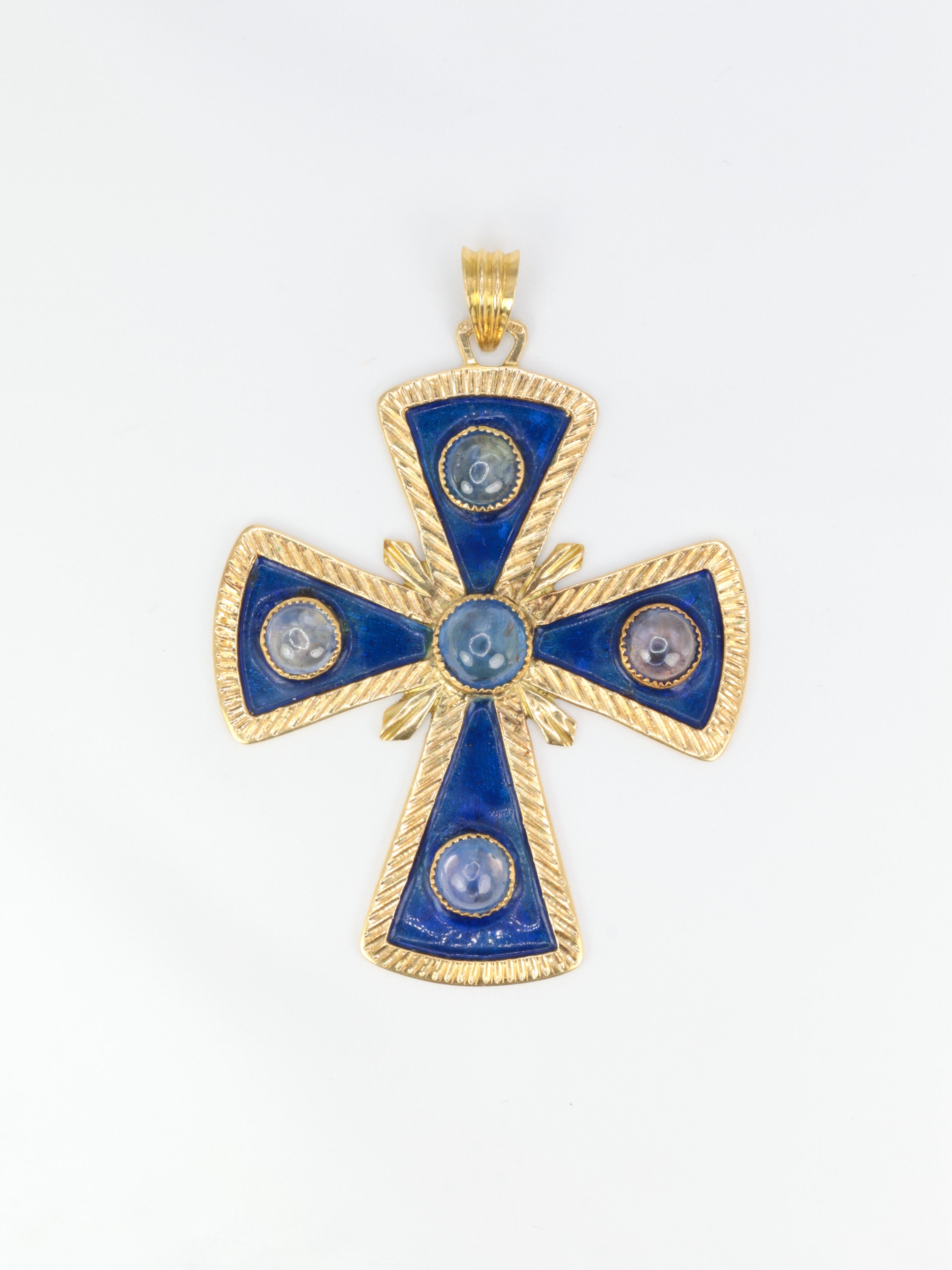 Pendant Pectoral cross in 18k gold (750°/°°) decorated with blue enamel and set with large sapphire cabochons for a total weight of about 15 ct. The back of the cross is finely chased.
Italian work of very good quality circa 1970
Presence of the